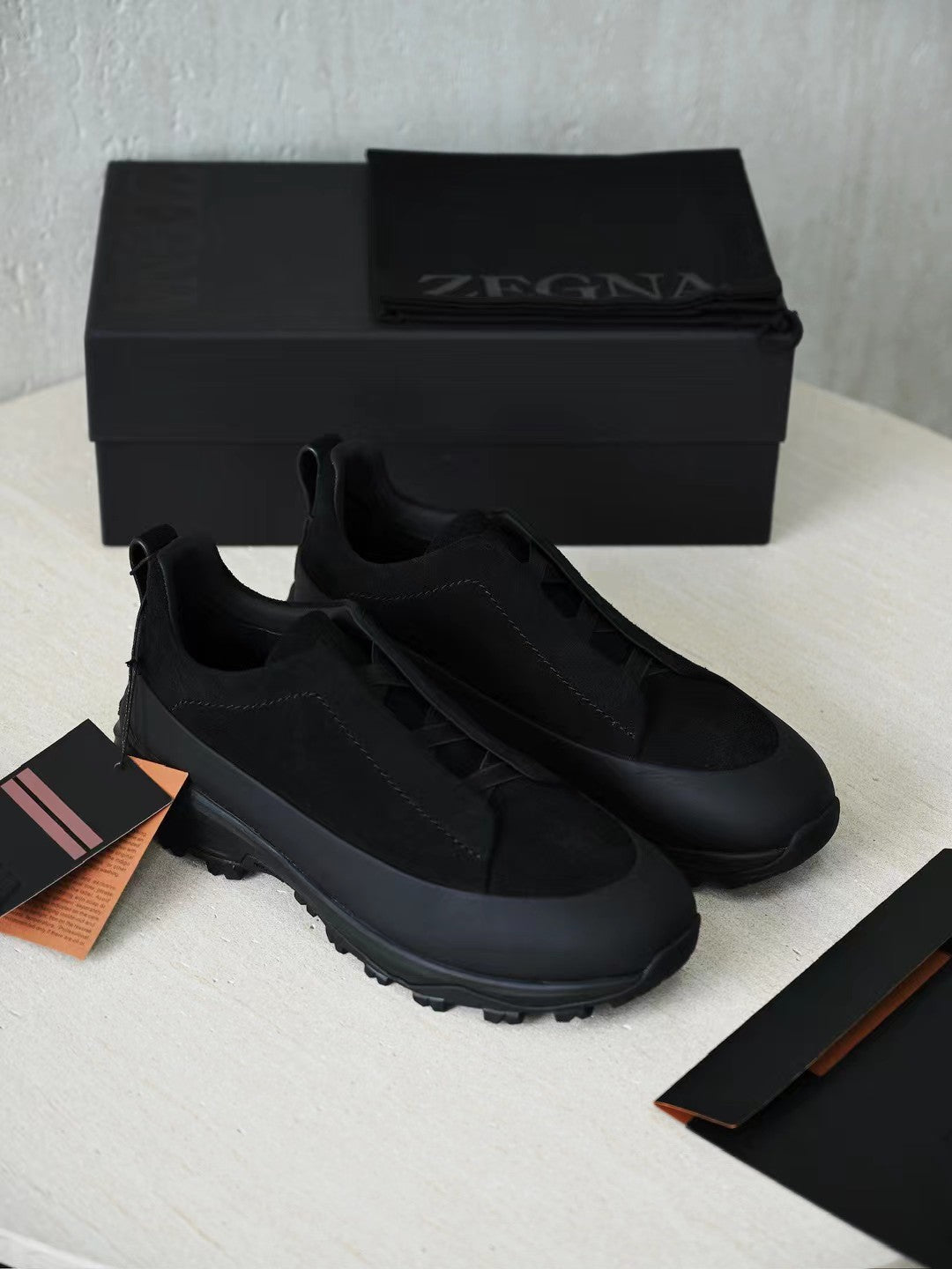 ZEGNA Hybrid-Sneaker in Schwarz – Veloursleder-Optik & robuste Outdoor-Sohle