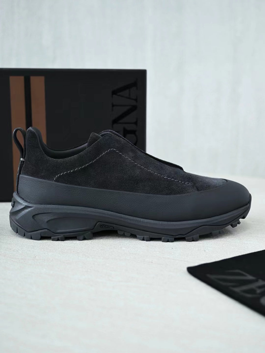 ZEGNA Hybrid-Sneaker in Dunkelgrau – Veloursleder-Optik & Outdoor-Profilsohle