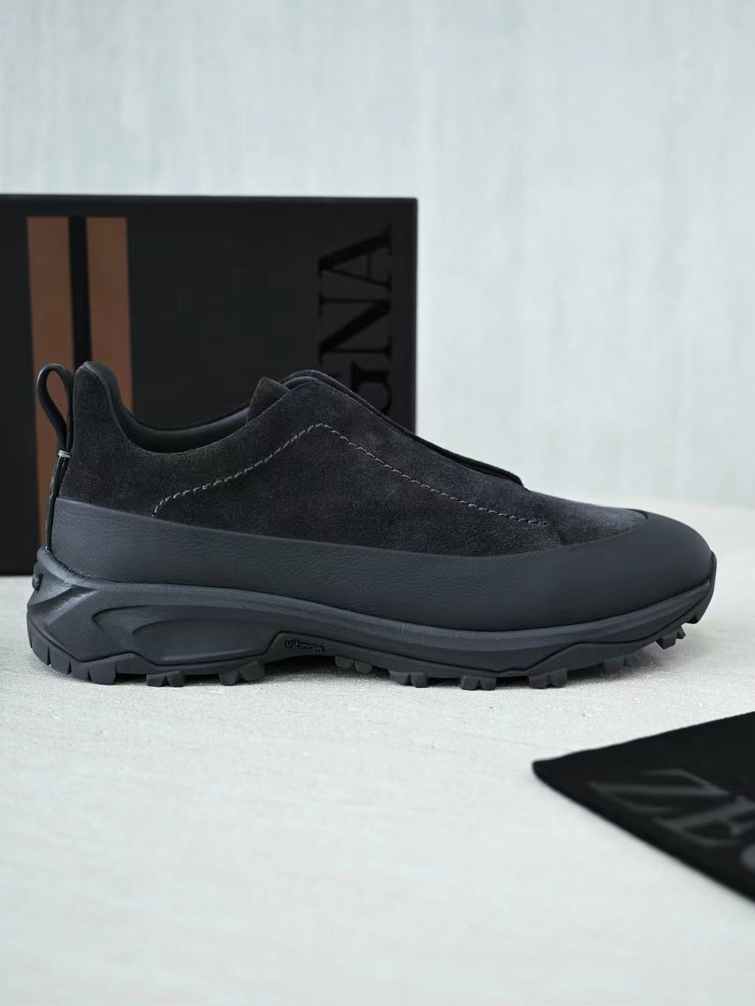 ZEGNA Hybrid-Sneaker in Dunkelgrau – Veloursleder-Optik & Outdoor-Profilsohle