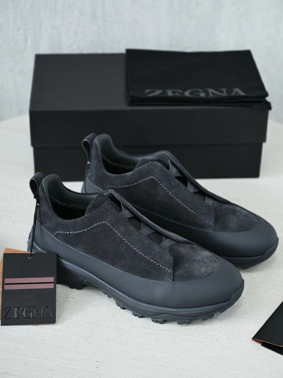 ZEGNA Hybrid-Sneaker in Dunkelgrau – Veloursleder-Optik & Outdoor-Profilsohle