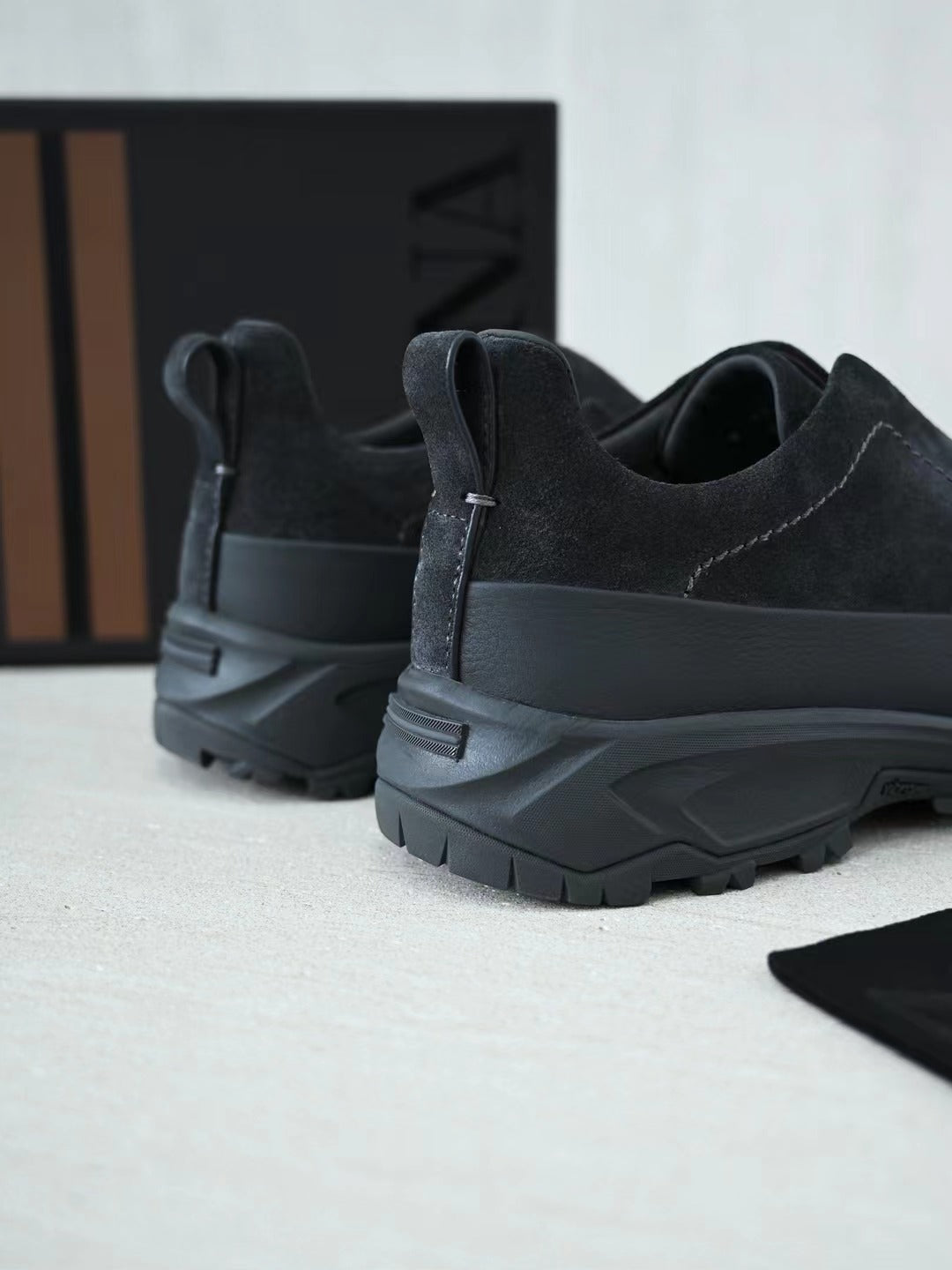 ZEGNA Hybrid-Sneaker in Dunkelgrau – Veloursleder-Optik & Outdoor-Profilsohle