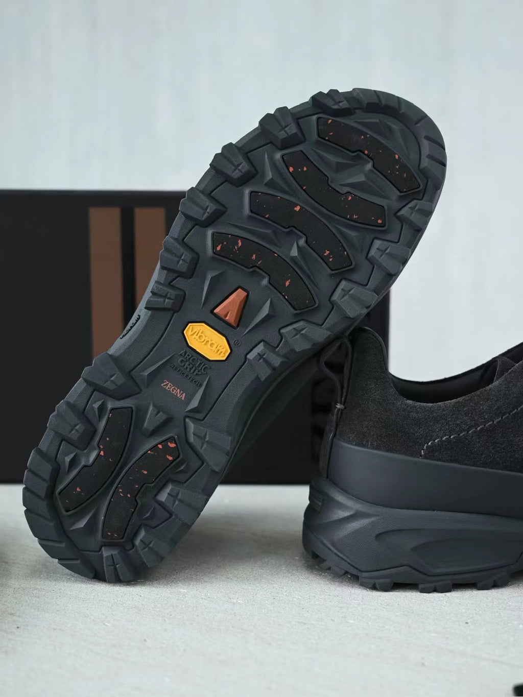 ZEGNA Hybrid-Sneaker in Dunkelgrau – Veloursleder-Optik & Outdoor-Profilsohle