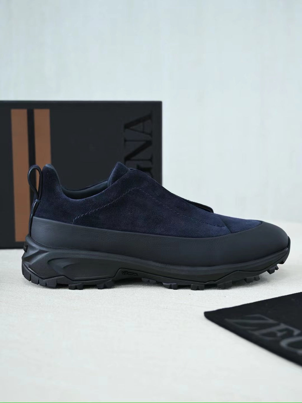 ZEGNA Hybrid-Sneaker in Dunkelblau – Premium Veloursleder-Optik & Outdoor-Profilsohle