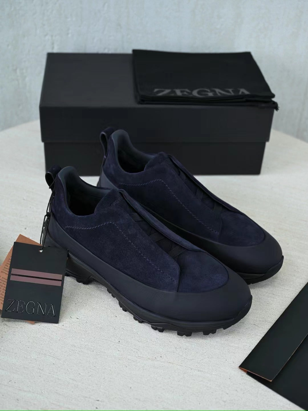 ZEGNA Hybrid-Sneaker in Dunkelblau – Premium Veloursleder-Optik & Outdoor-Profilsohle