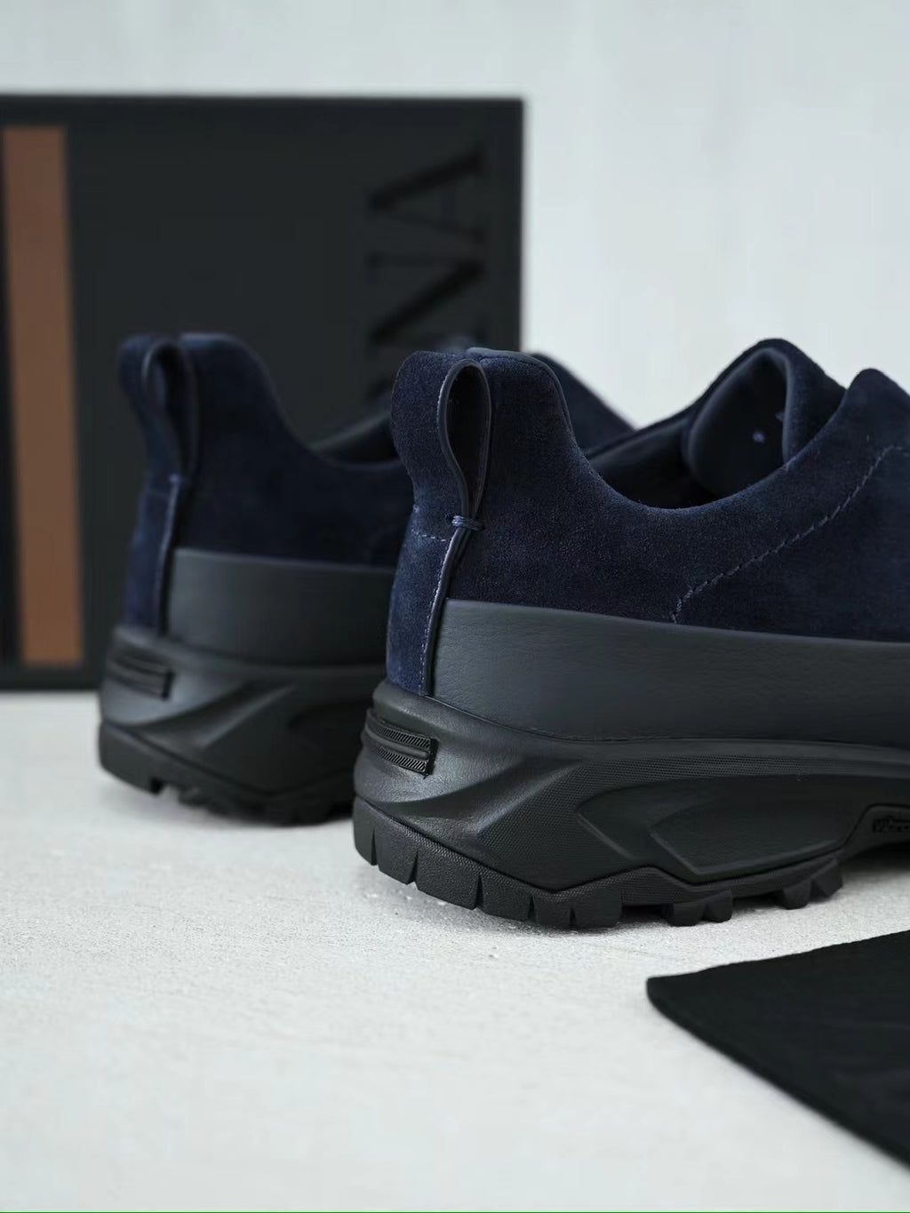 ZEGNA Hybrid-Sneaker in Dunkelblau – Premium Veloursleder-Optik & Outdoor-Profilsohle