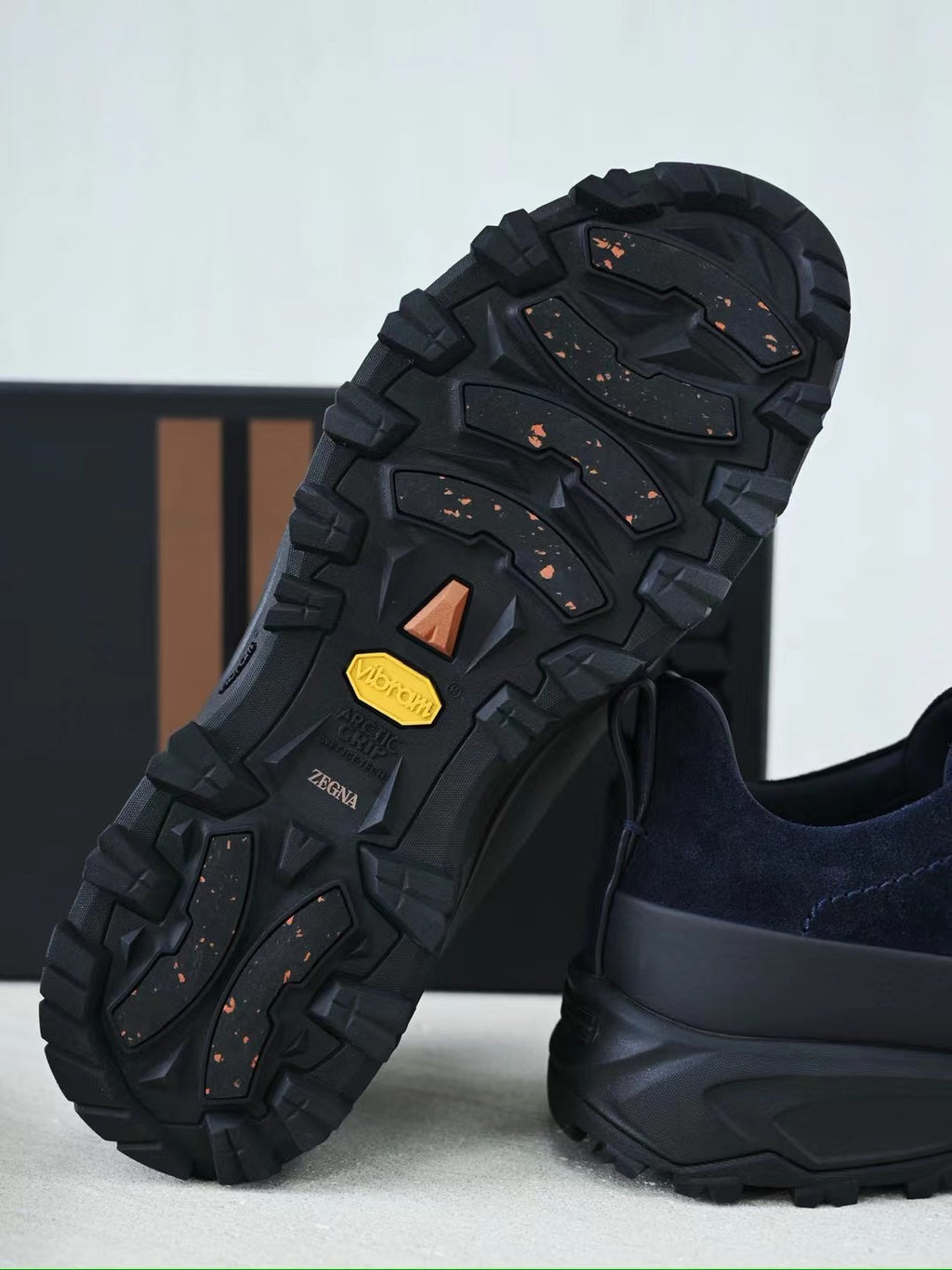 ZEGNA Hybrid-Sneaker in Dunkelblau – Premium Veloursleder-Optik & Outdoor-Profilsohle