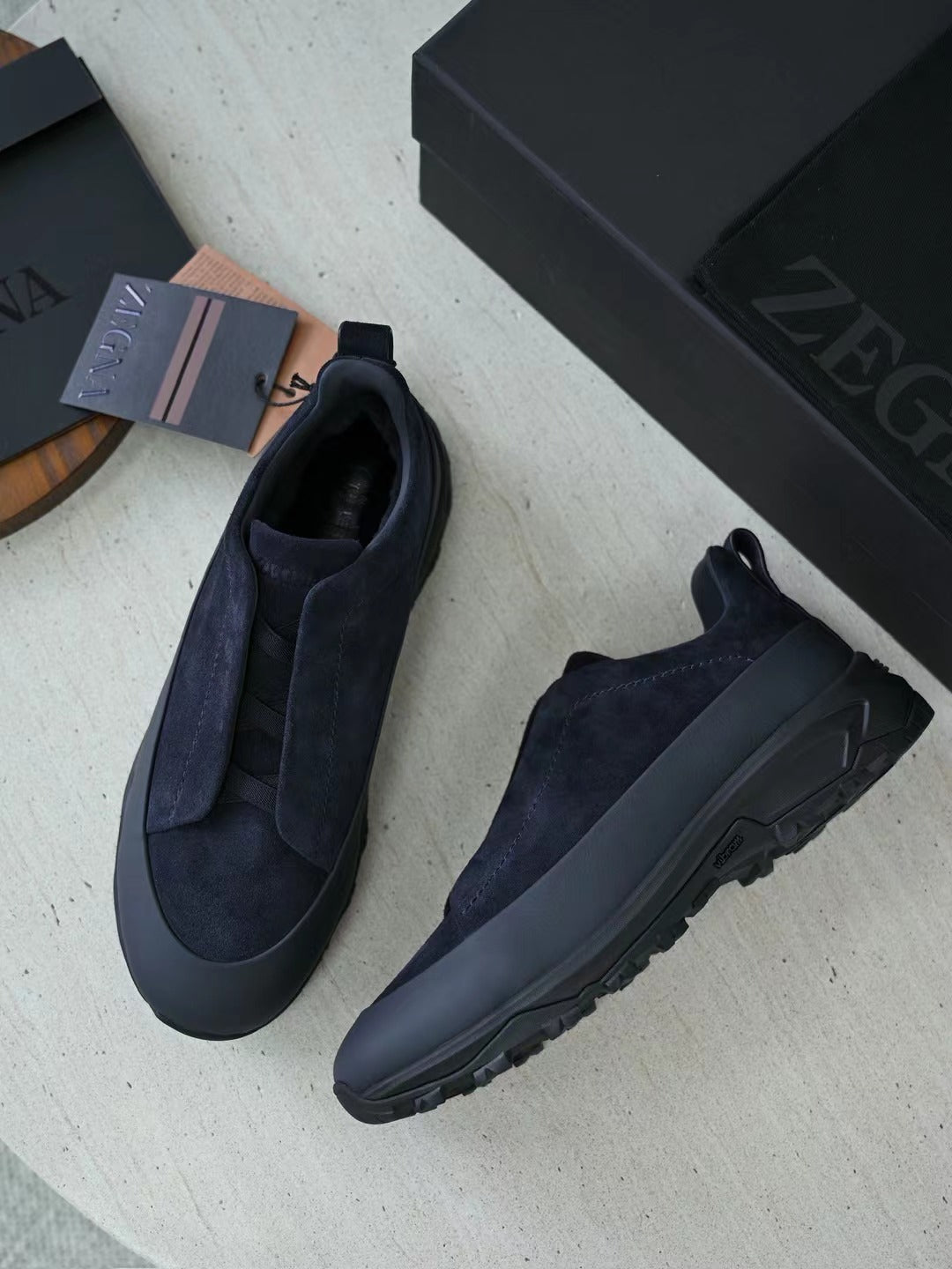 ZEGNA Hybrid-Sneaker in Dunkelblau – Premium Veloursleder-Optik & Outdoor-Profilsohle
