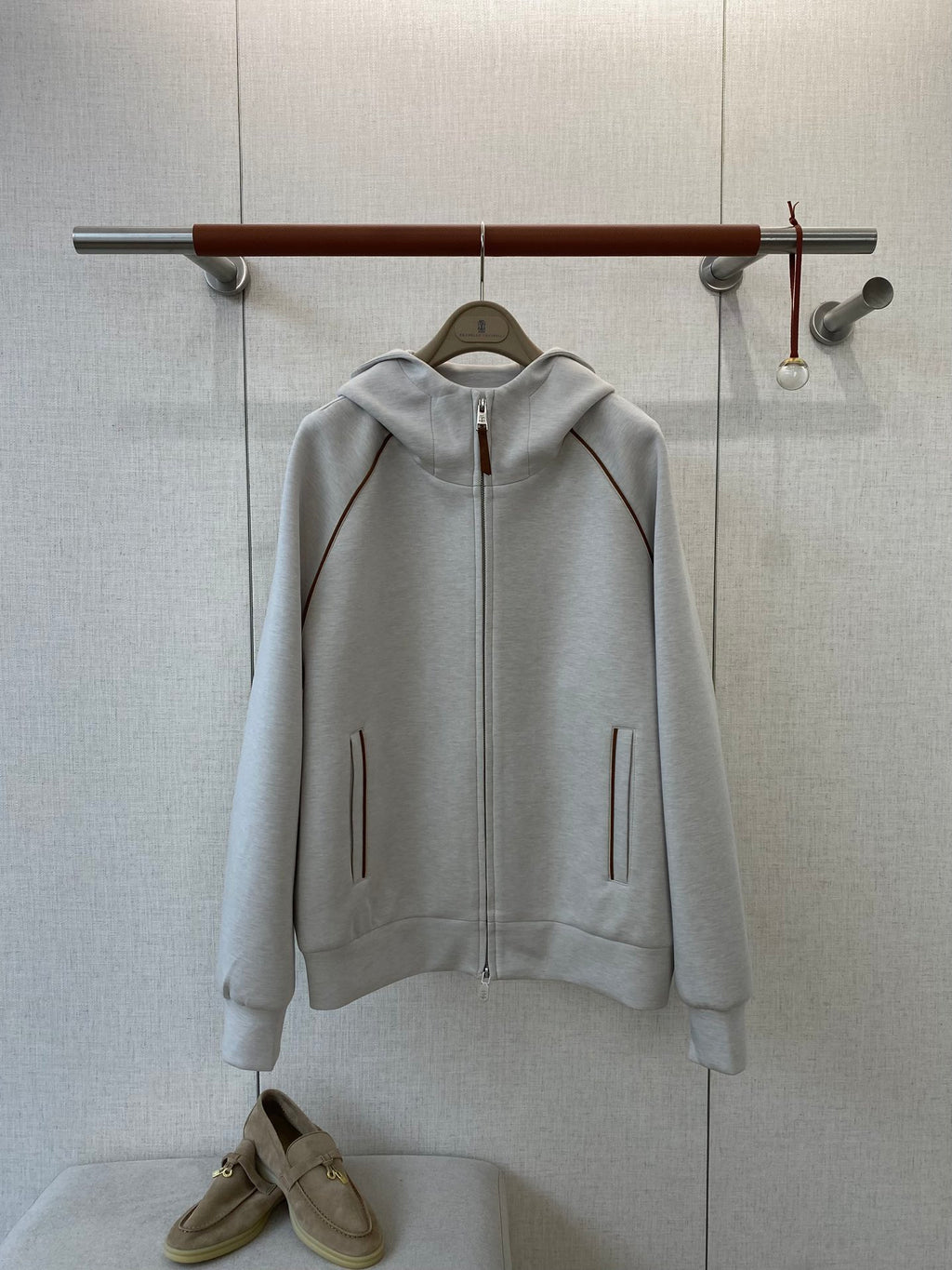 Brunello Cucinelli Kapuzenjacke in Hellgrau mit Kontrastpaspeln und Zwei-Wege-Reißverschluss)