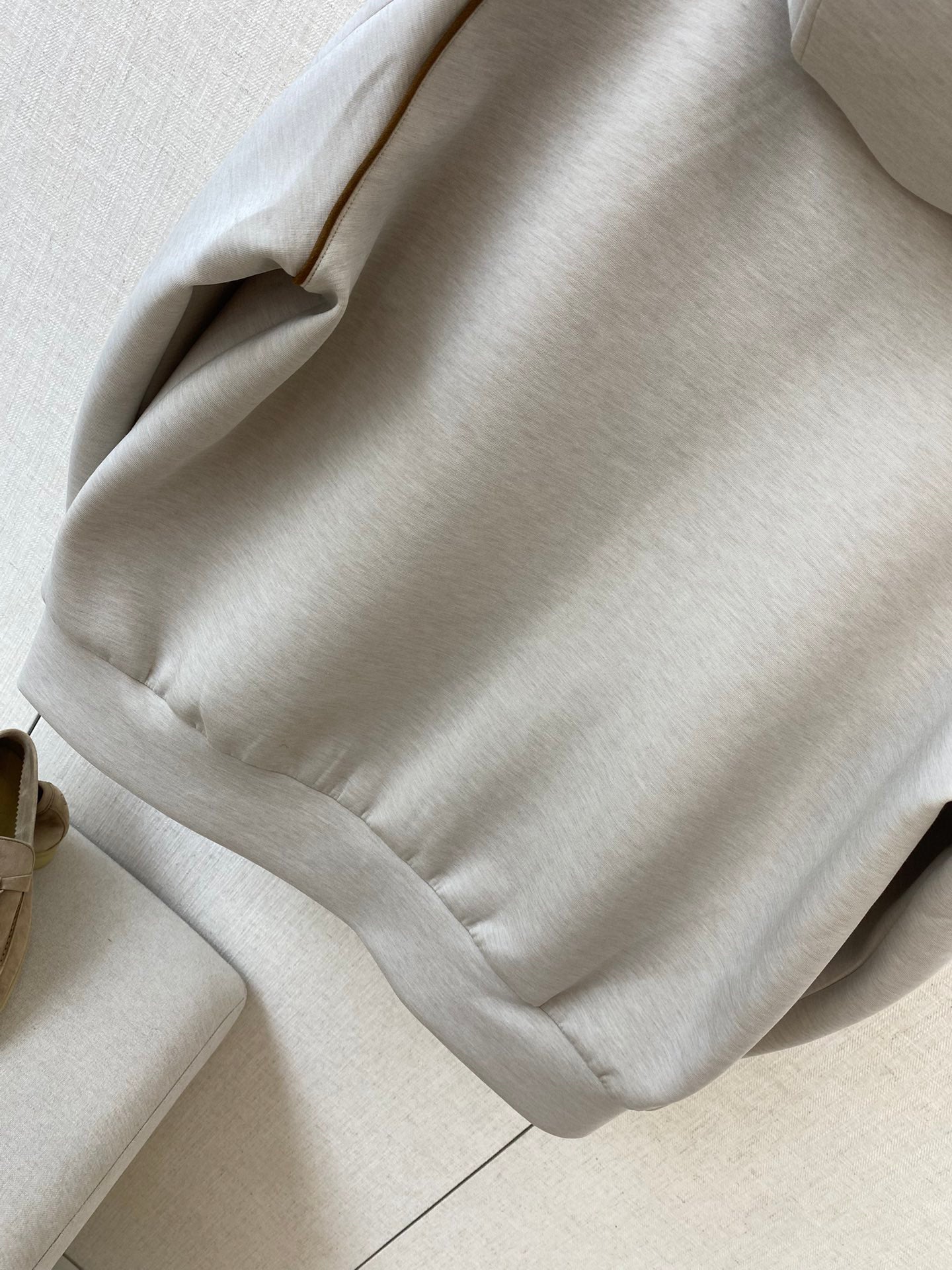 Brunello Cucinelli Kapuzenjacke in Hellgrau mit Kontrastpaspeln und Zwei-Wege-Reißverschluss)