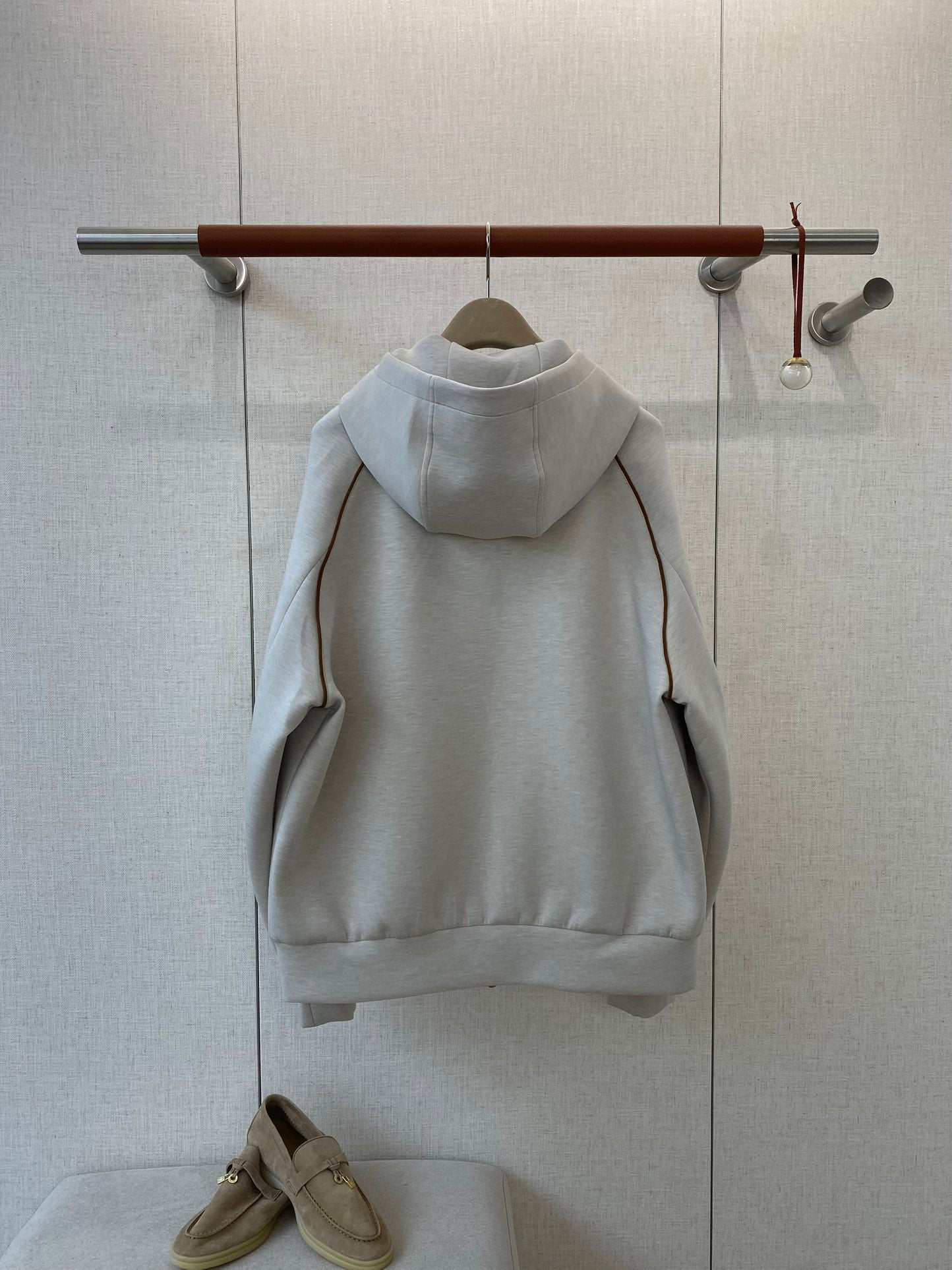 Brunello Cucinelli Kapuzenjacke in Hellgrau mit Kontrastpaspeln und Zwei-Wege-Reißverschluss)