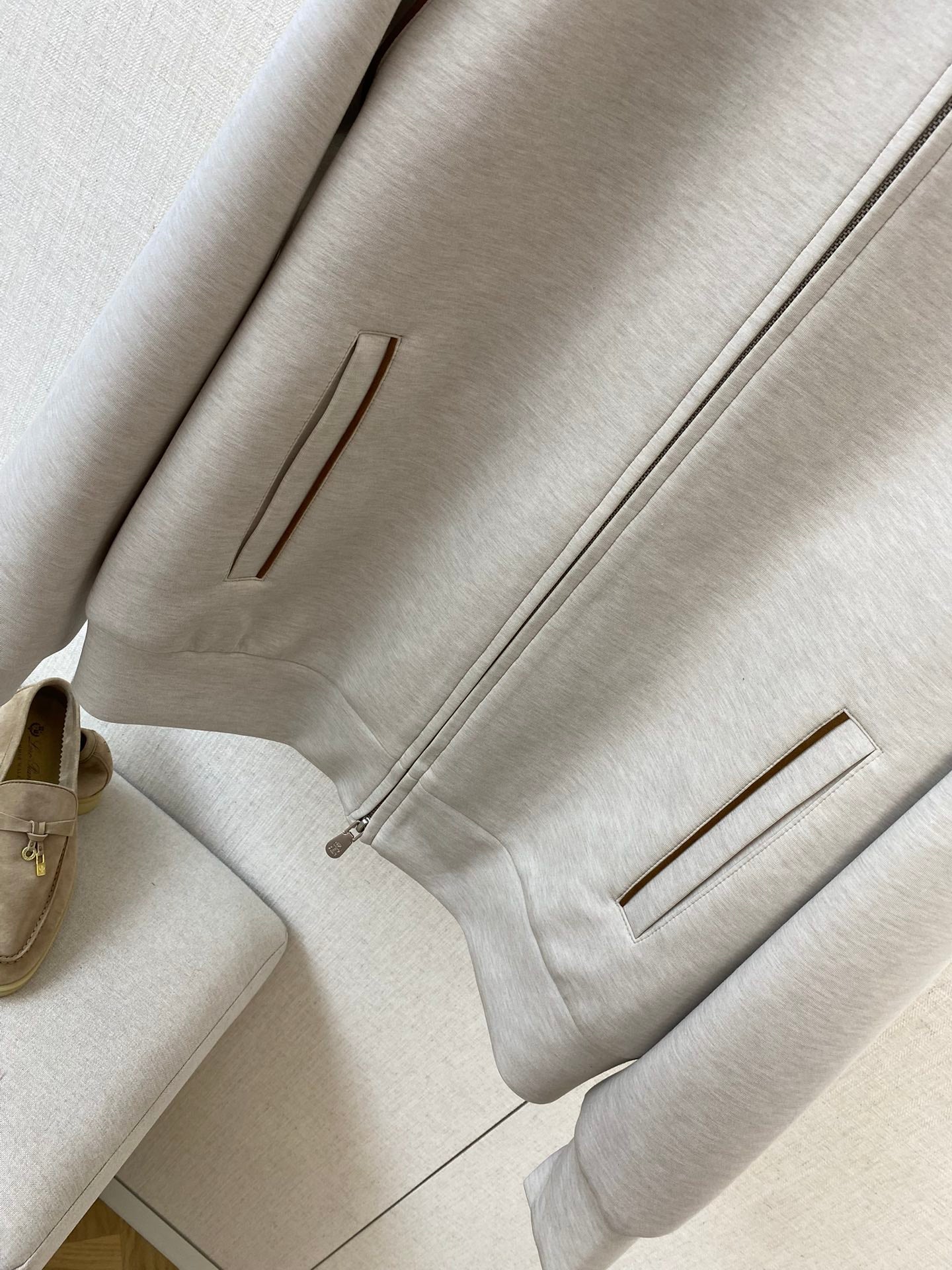 Brunello Cucinelli Kapuzenjacke in Hellgrau mit Kontrastpaspeln und Zwei-Wege-Reißverschluss)