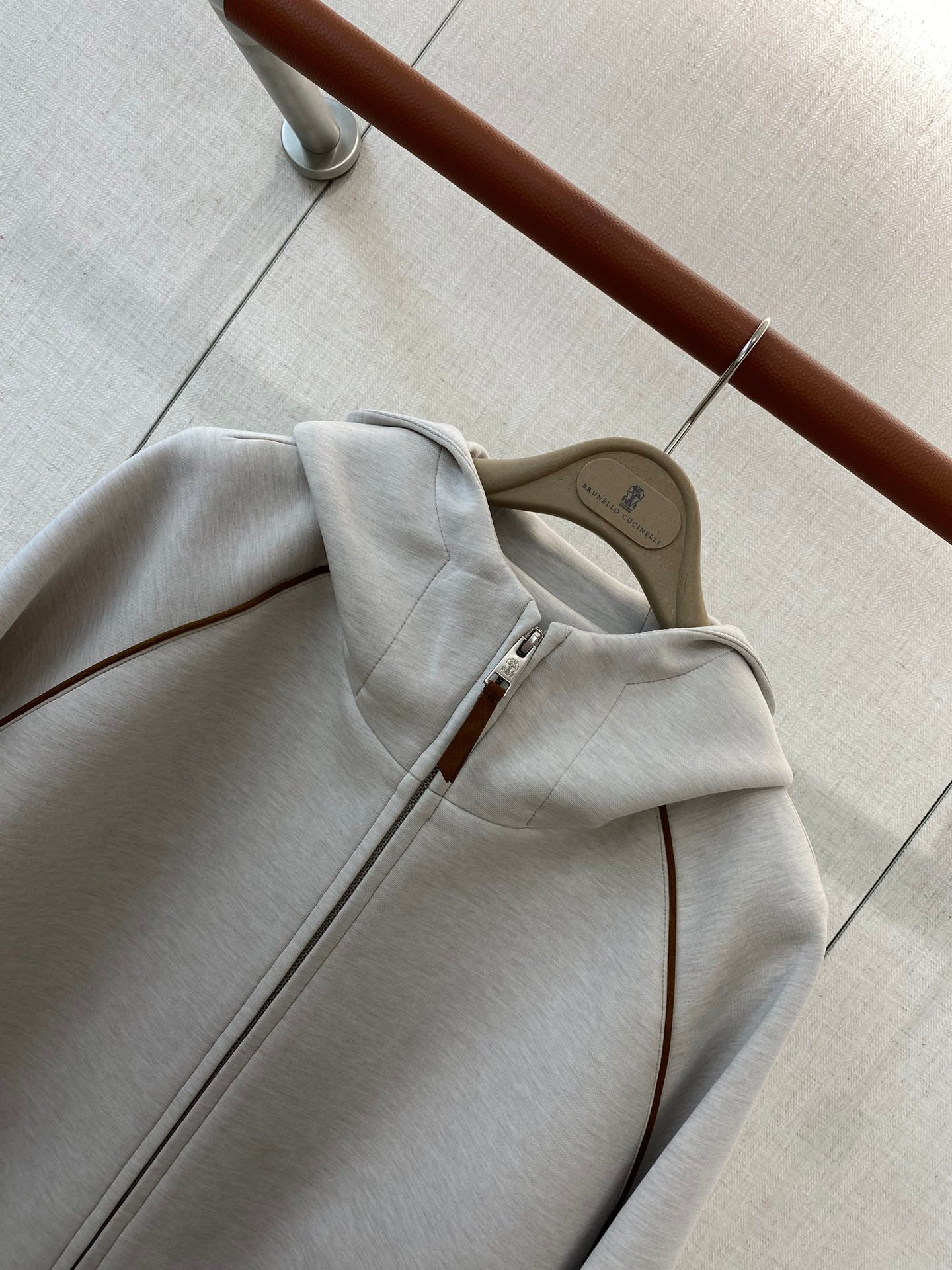 Brunello Cucinelli Kapuzenjacke in Hellgrau mit Kontrastpaspeln und Zwei-Wege-Reißverschluss)