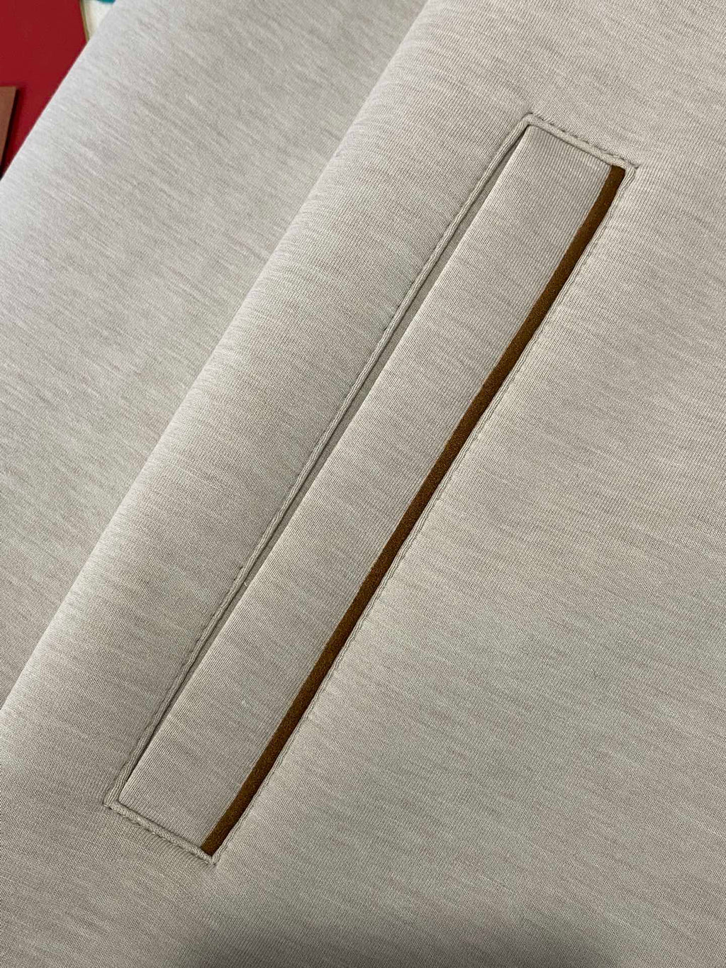 Brunello Cucinelli Kapuzenjacke in Hellgrau mit Kontrastpaspeln und Zwei-Wege-Reißverschluss)