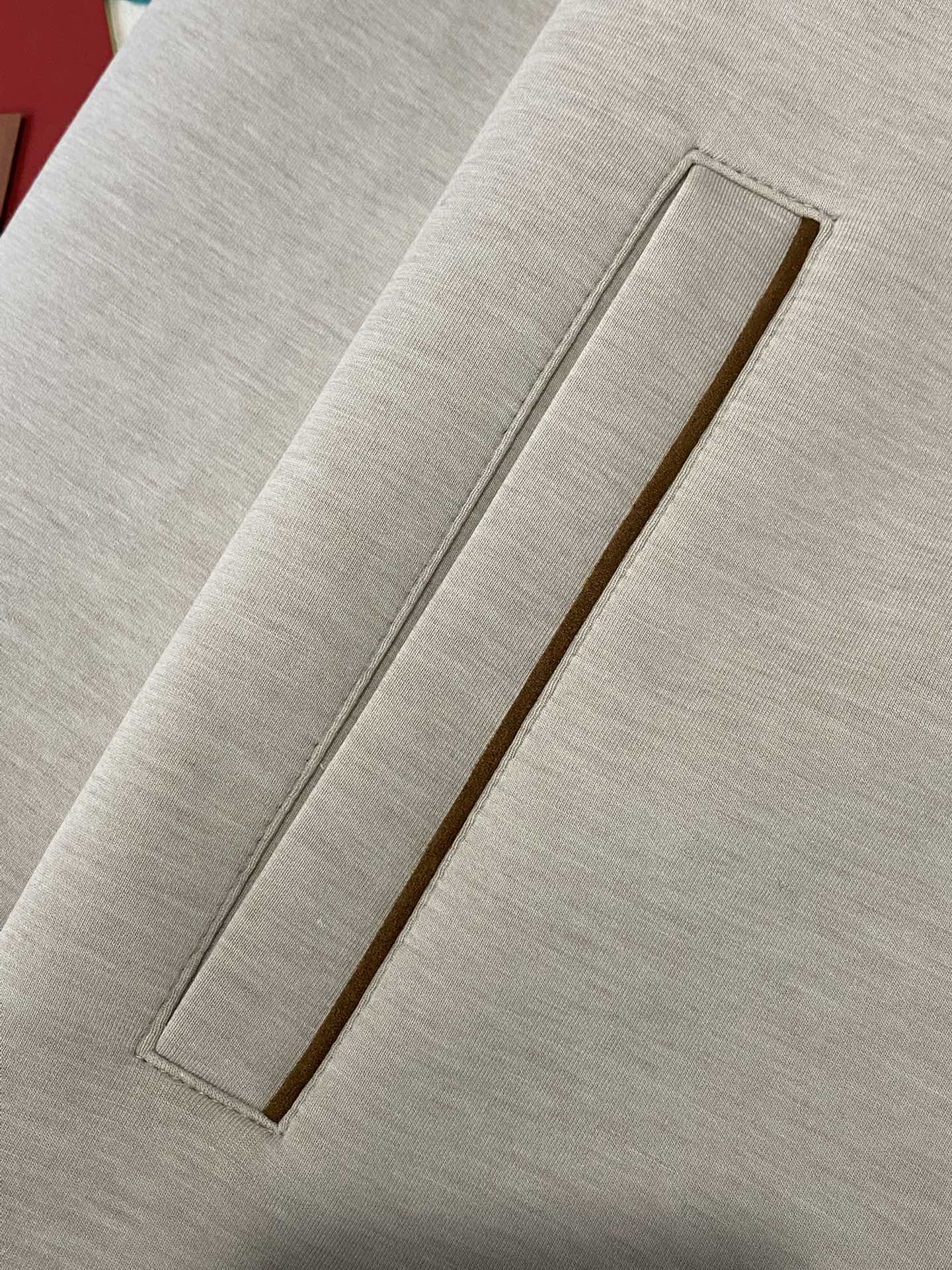 Brunello Cucinelli Kapuzenjacke in Hellgrau mit Kontrastpaspeln und Zwei-Wege-Reißverschluss)