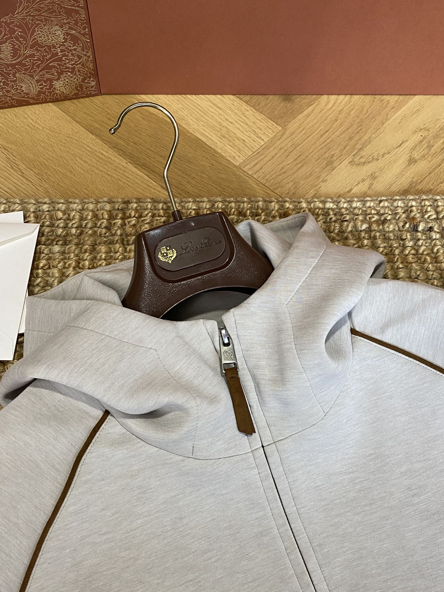 Brunello Cucinelli Kapuzenjacke in Hellgrau mit Kontrastpaspeln und Zwei-Wege-Reißverschluss)