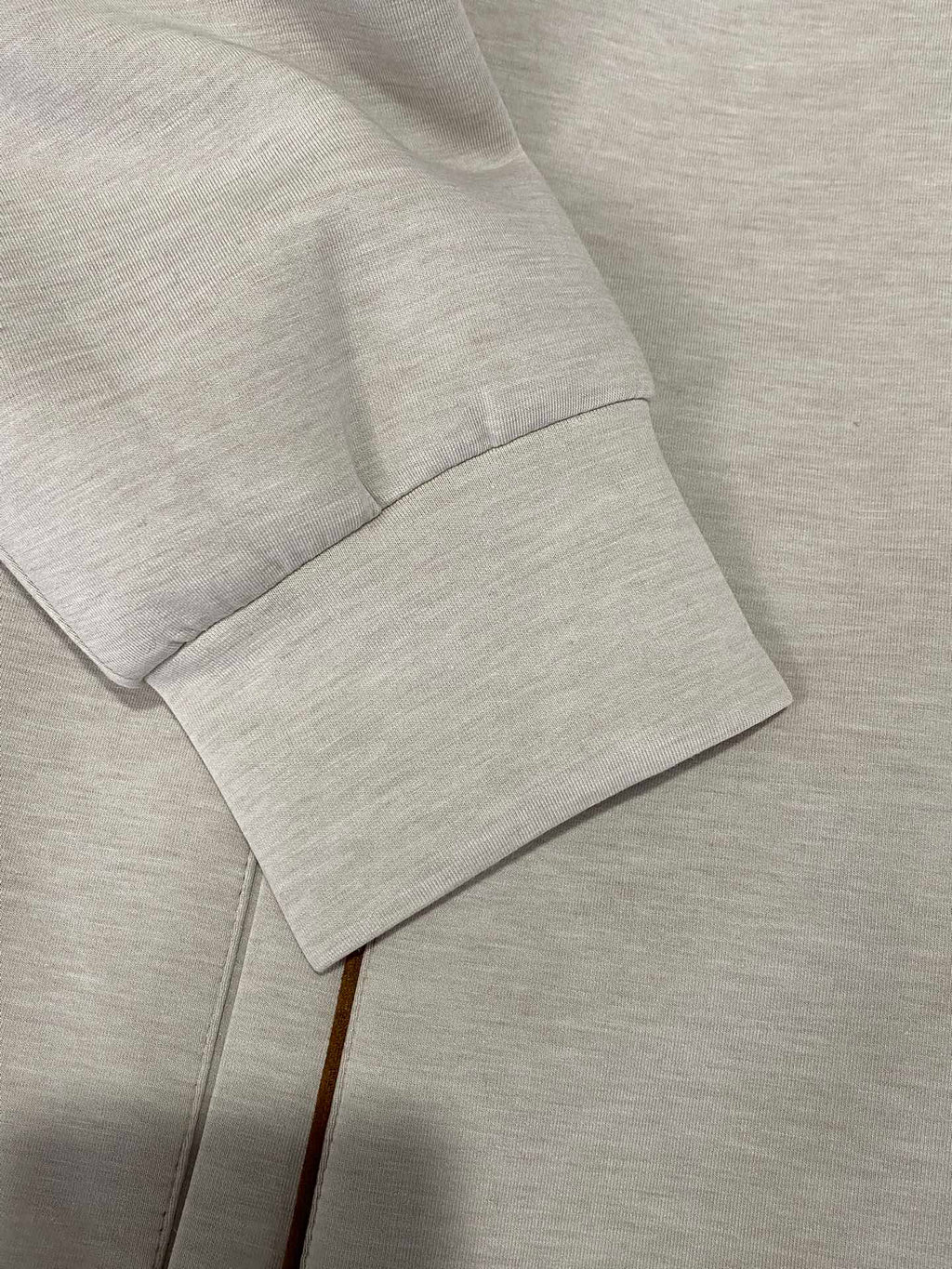 Brunello Cucinelli Kapuzenjacke in Hellgrau mit Kontrastpaspeln und Zwei-Wege-Reißverschluss)