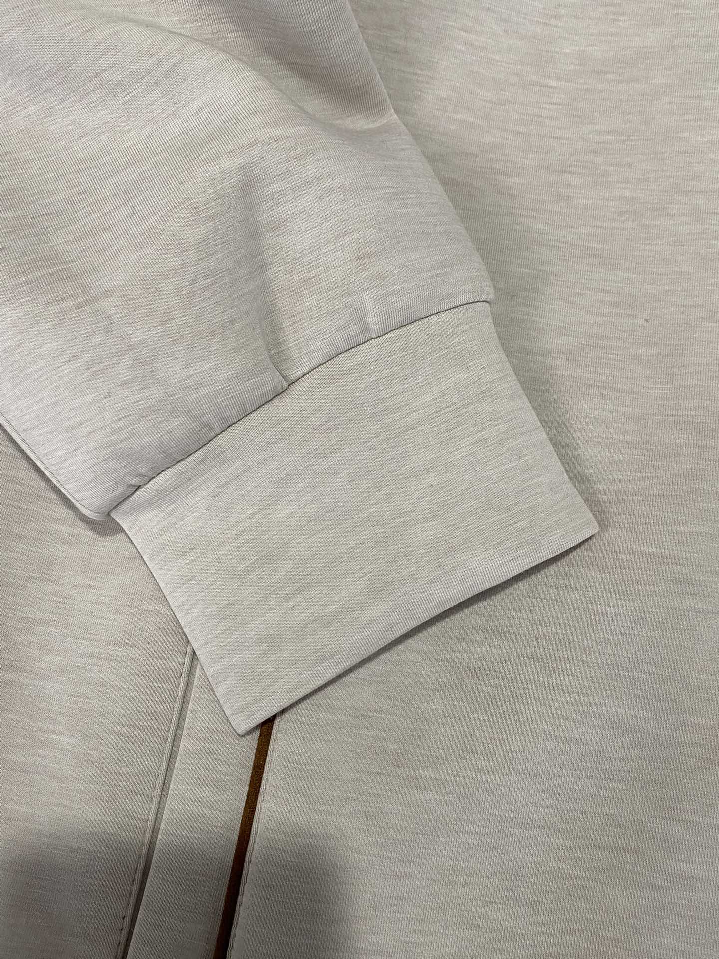 Brunello Cucinelli Kapuzenjacke in Hellgrau mit Kontrastpaspeln und Zwei-Wege-Reißverschluss)