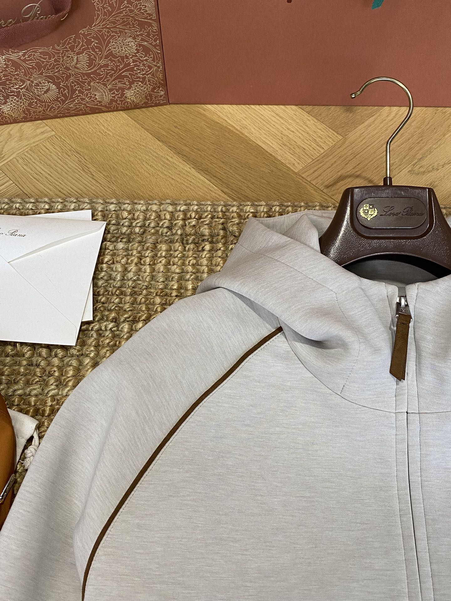 Brunello Cucinelli Kapuzenjacke in Hellgrau mit Kontrastpaspeln und Zwei-Wege-Reißverschluss)