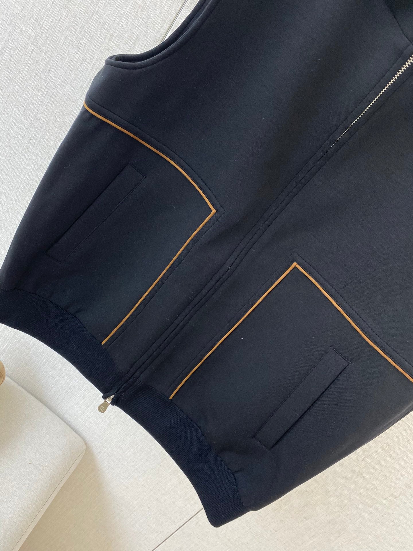 Brunello Cucinelli Kapuzenweste In Dunkelblau Mit Zwei-Wege-Reißverschluss und Kontrastpaspeln