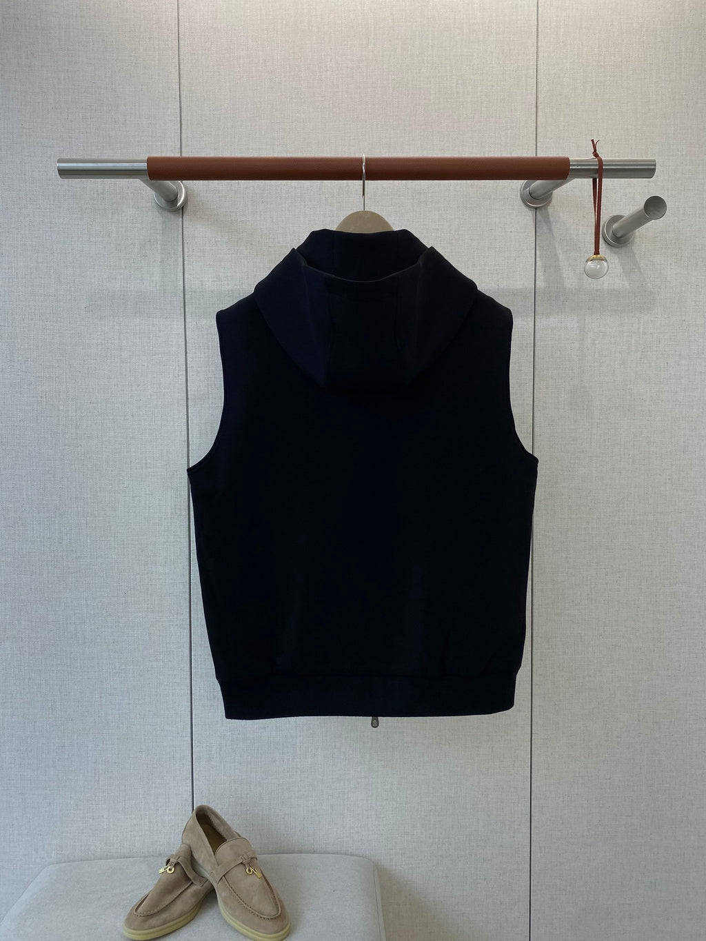 Brunello Cucinelli Kapuzenweste In Dunkelblau Mit Zwei-Wege-Reißverschluss und Kontrastpaspeln