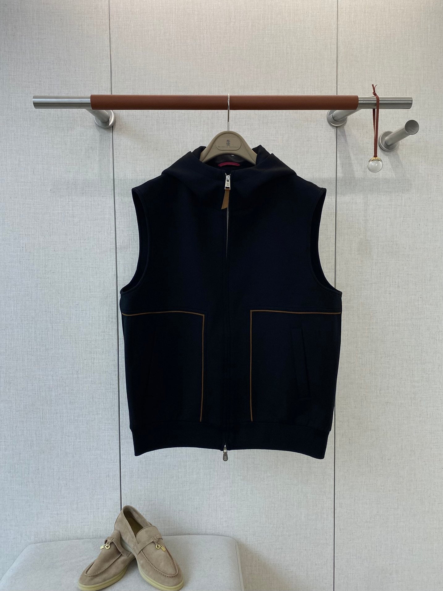 Brunello Cucinelli Kapuzenweste In Dunkelblau Mit Zwei-Wege-Reißverschluss und Kontrastpaspeln