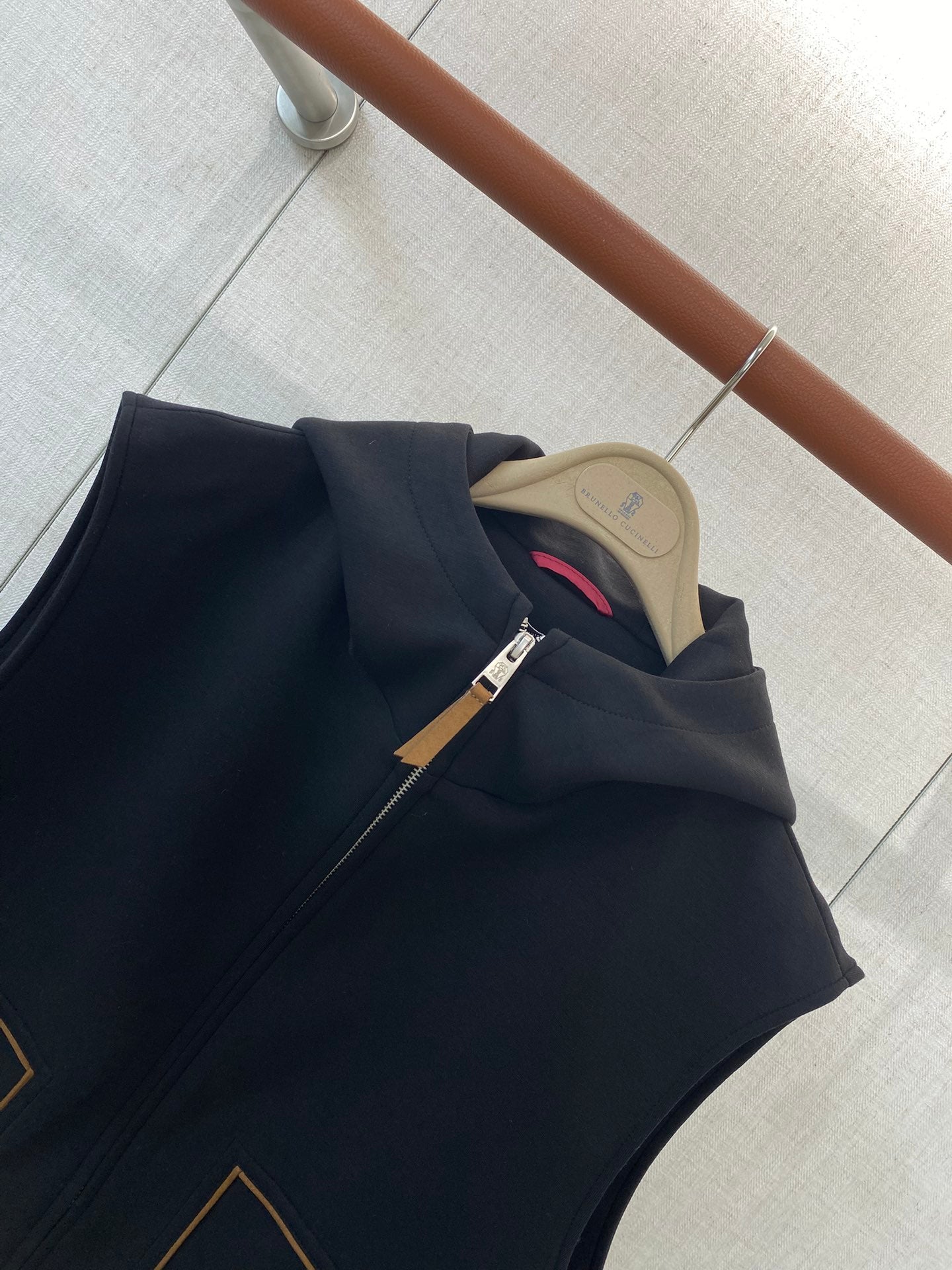 Brunello Cucinelli Kapuzenweste In Dunkelblau Mit Zwei-Wege-Reißverschluss und Kontrastpaspeln