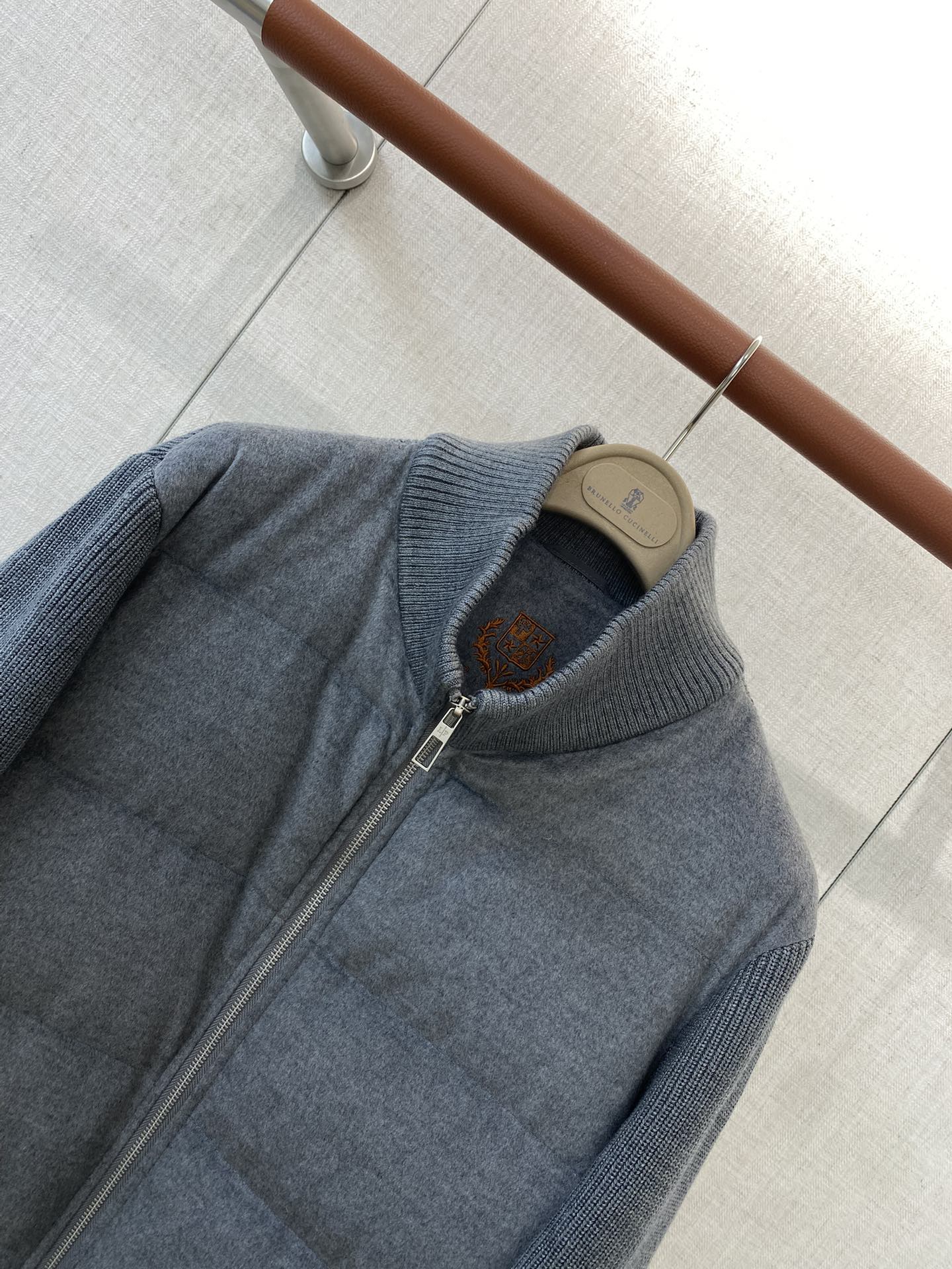 Loro Piana Blaue Herren Jacke mit Reissverschluss und gestepptem Frontpanel aus leichtem Material