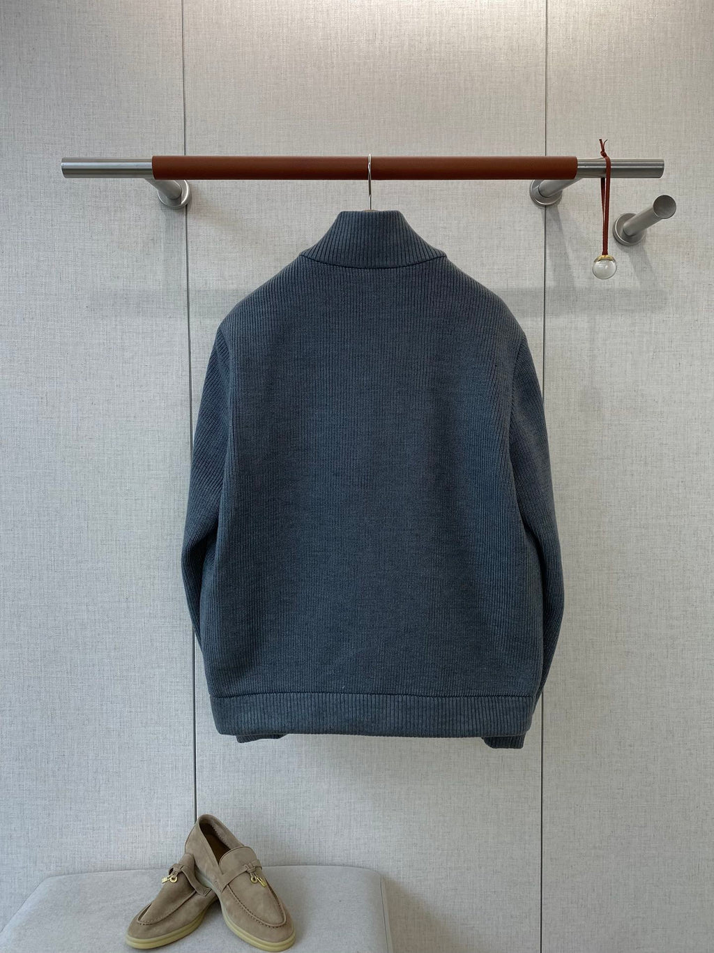 Loro Piana Blaue Herren Jacke mit Reissverschluss und gestepptem Frontpanel aus leichtem Material