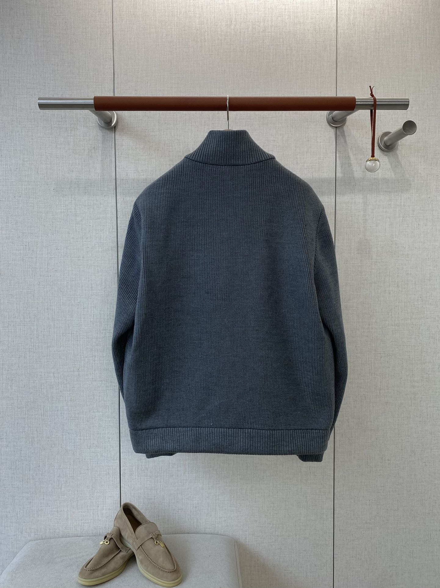 Loro Piana Blaue Herren Jacke mit Reissverschluss und gestepptem Frontpanel aus leichtem Material