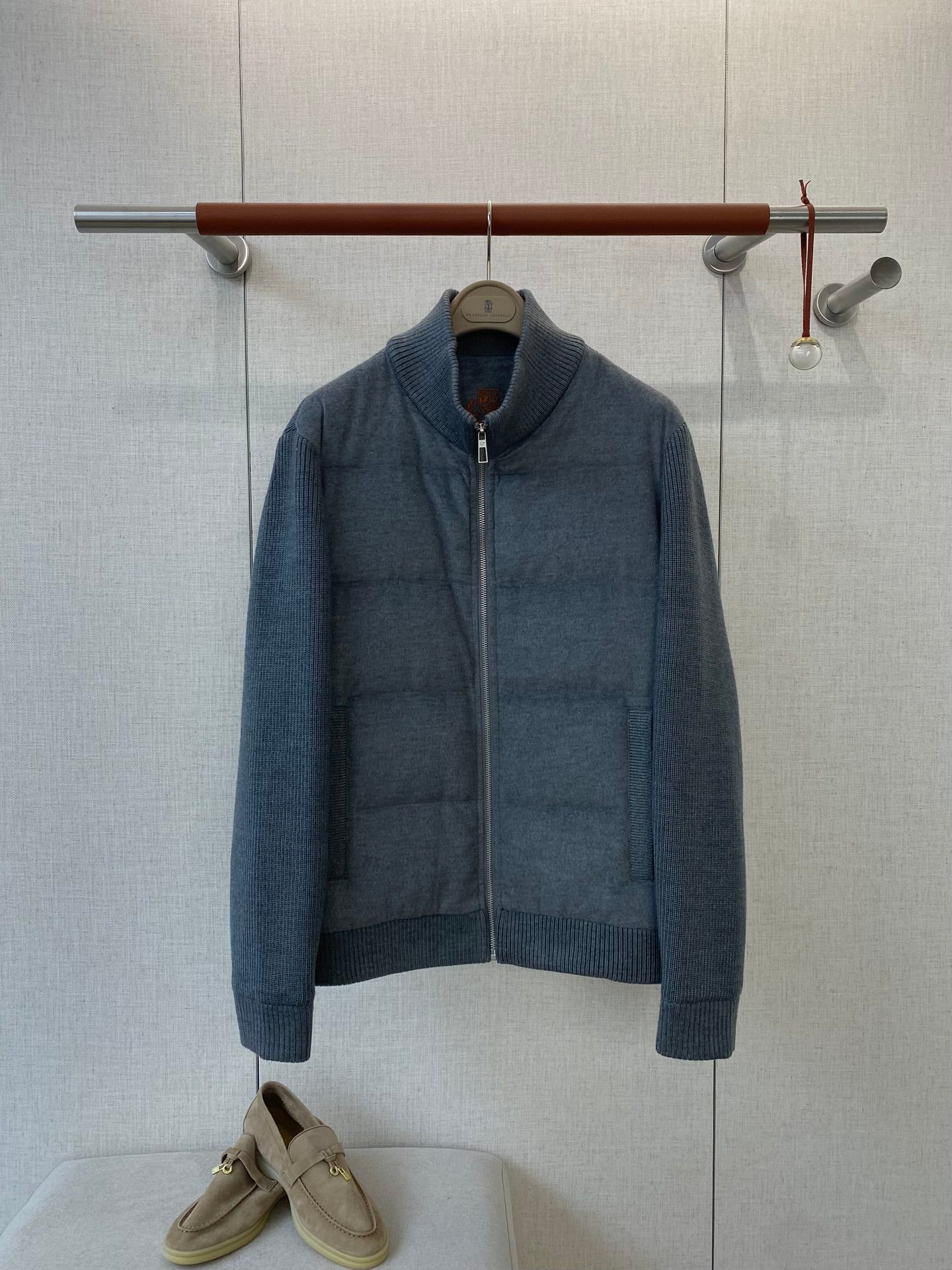 Loro Piana Blaue Herren Jacke mit Reissverschluss und gestepptem Frontpanel aus leichtem Material