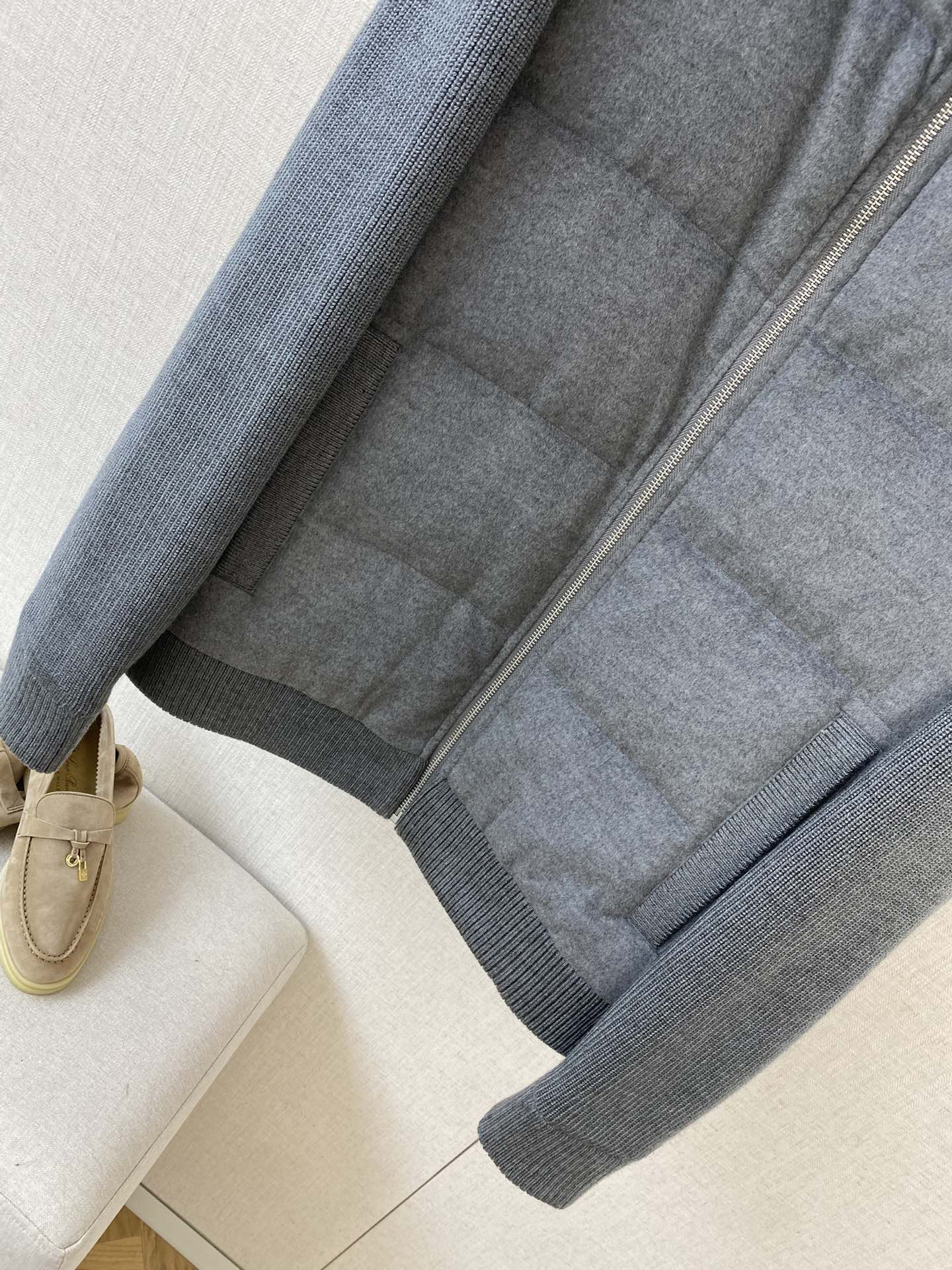 Loro Piana Blaue Herren Jacke mit Reissverschluss und gestepptem Frontpanel aus leichtem Material
