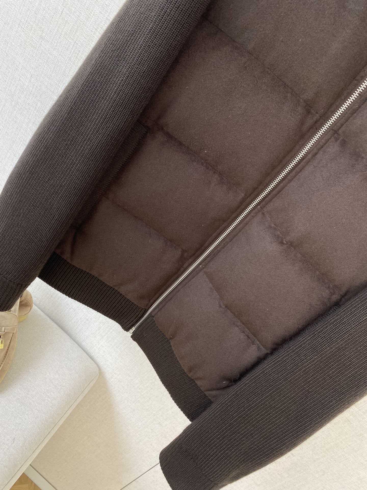 Loro Piana Schwarze Herren Jacke mit Reissverschluss und gestepptem Frontpanel aus leichtem Material