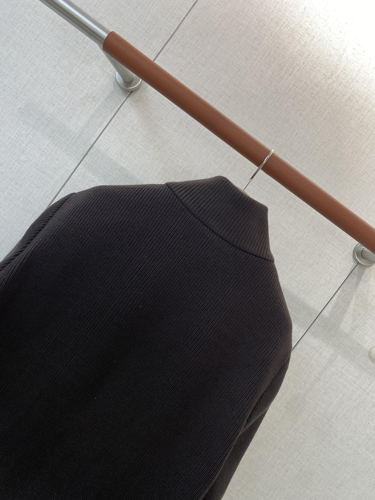 Loro Piana Schwarze Herren Jacke mit Reissverschluss und gestepptem Frontpanel aus leichtem Material