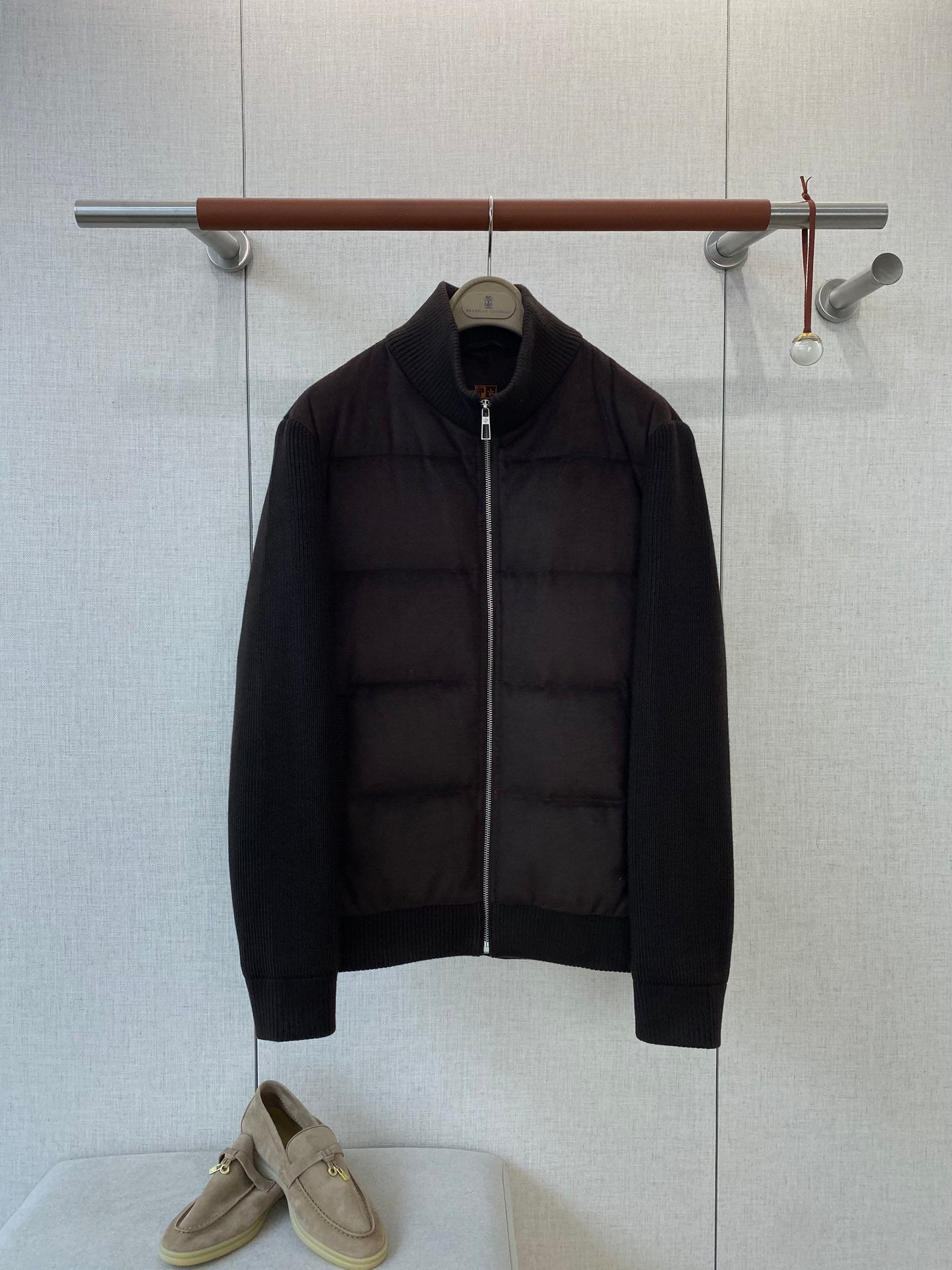 Loro Piana Schwarze Herren Jacke mit Reissverschluss und gestepptem Frontpanel aus leichtem Material