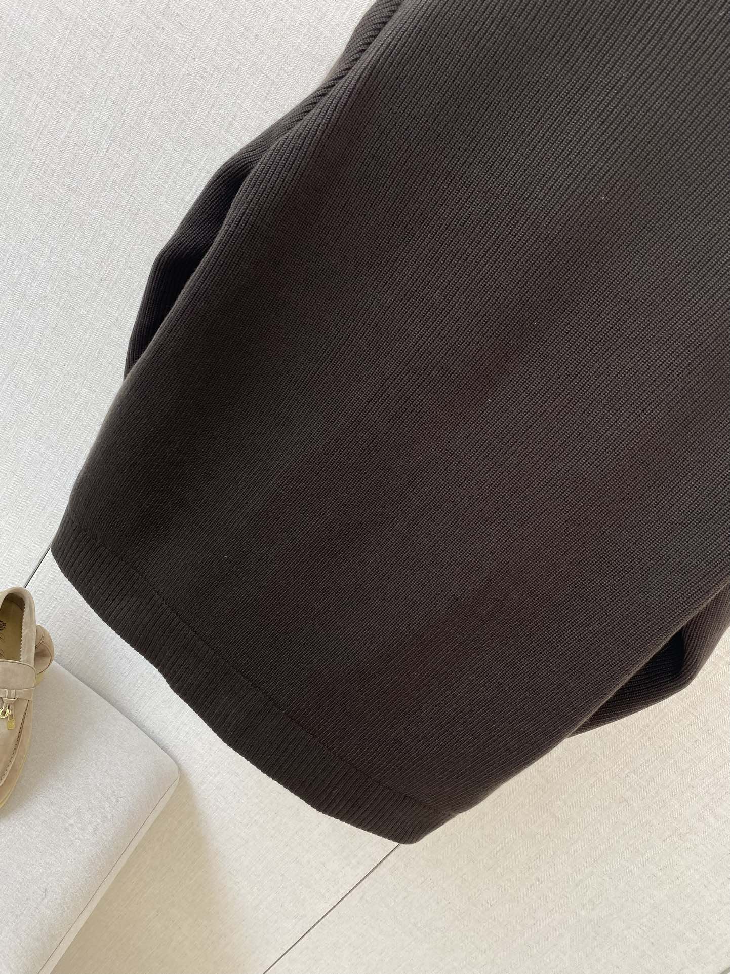 Loro Piana Schwarze Herren Jacke mit Reissverschluss und gestepptem Frontpanel aus leichtem Material