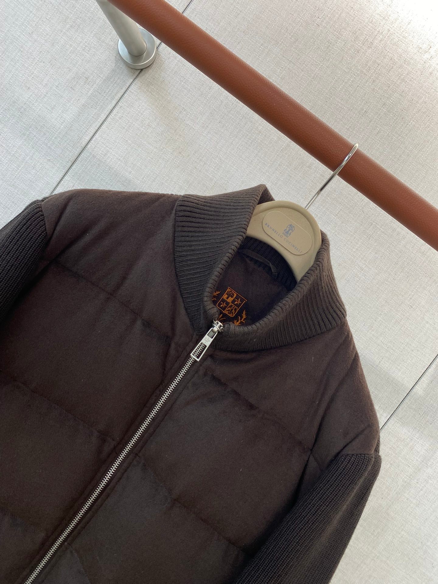 Loro Piana Schwarze Herren Jacke mit Reissverschluss und gestepptem Frontpanel aus leichtem Material