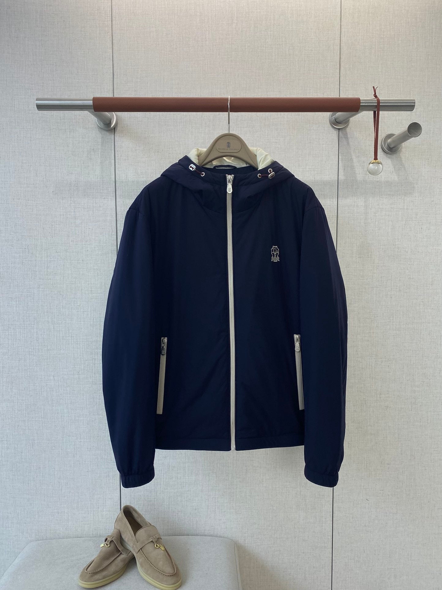 Brunello Cucinelli Kapuzenjacke in Marineblau mit Kontrastdetails und Reißverschluss)