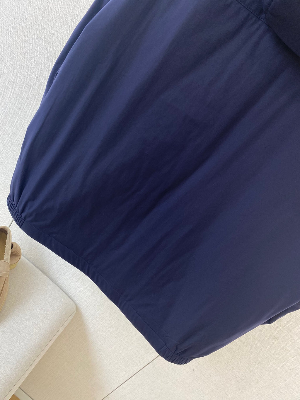 Brunello Cucinelli Kapuzenjacke in Marineblau mit Kontrastdetails und Reißverschluss)