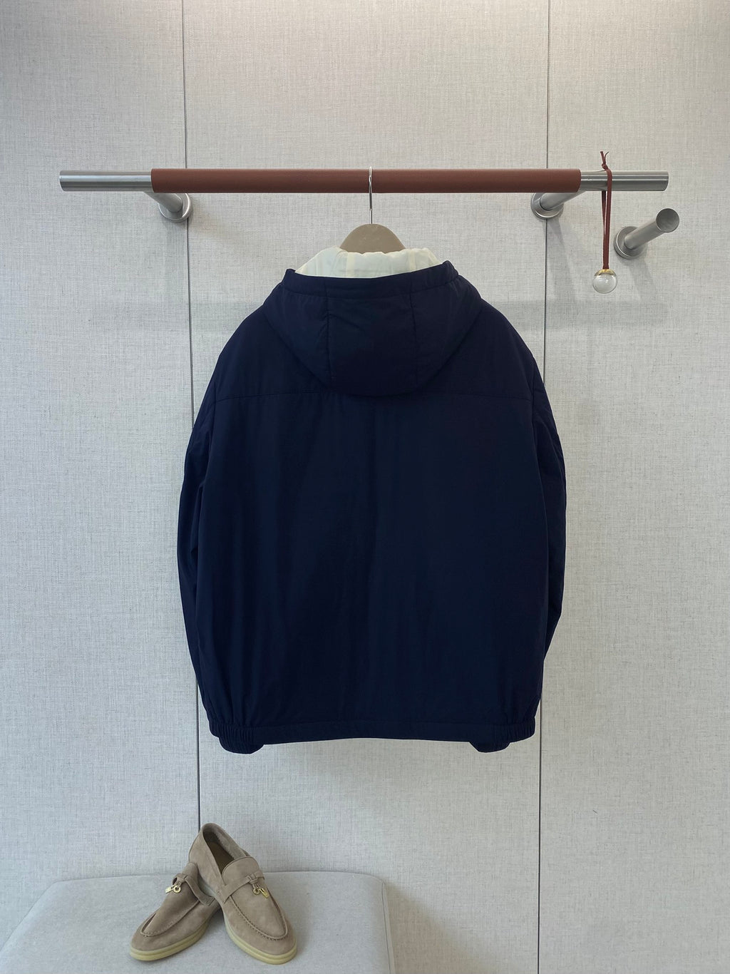 Brunello Cucinelli Kapuzenjacke in Marineblau mit Kontrastdetails und Reißverschluss)