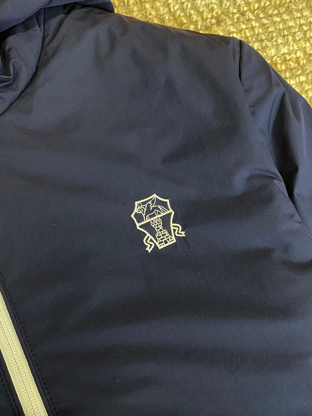 Brunello Cucinelli Kapuzenjacke in Marineblau mit Kontrastdetails und Reißverschluss)