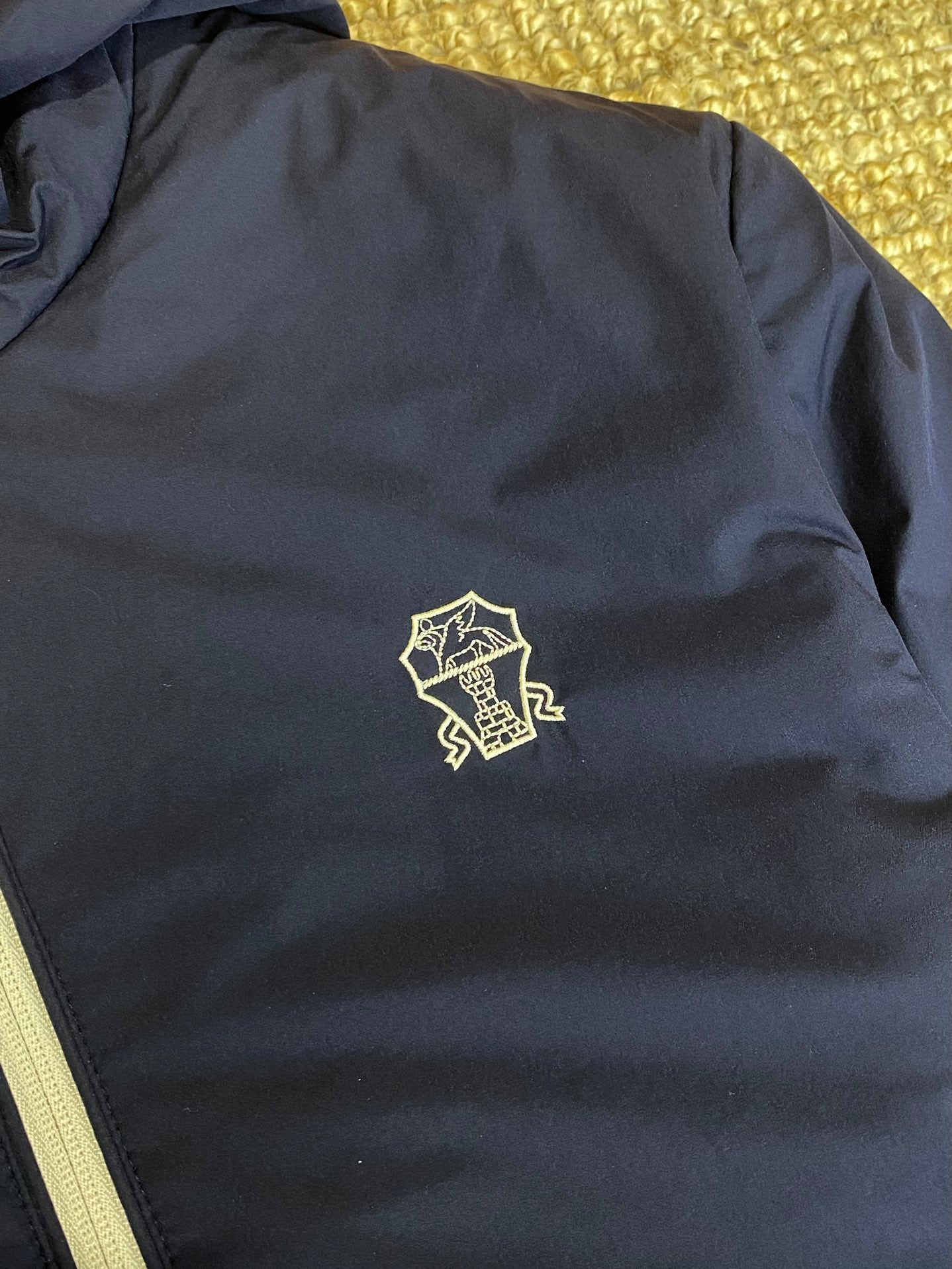 Brunello Cucinelli Kapuzenjacke in Marineblau mit Kontrastdetails und Reißverschluss)