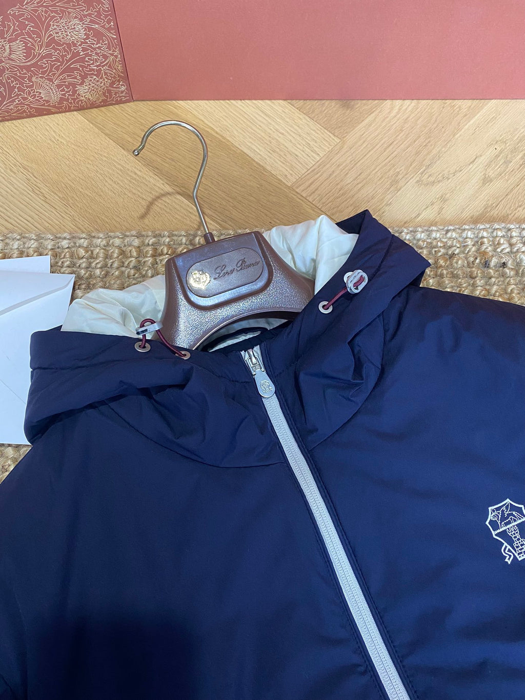 Brunello Cucinelli Kapuzenjacke in Marineblau mit Kontrastdetails und Reißverschluss)