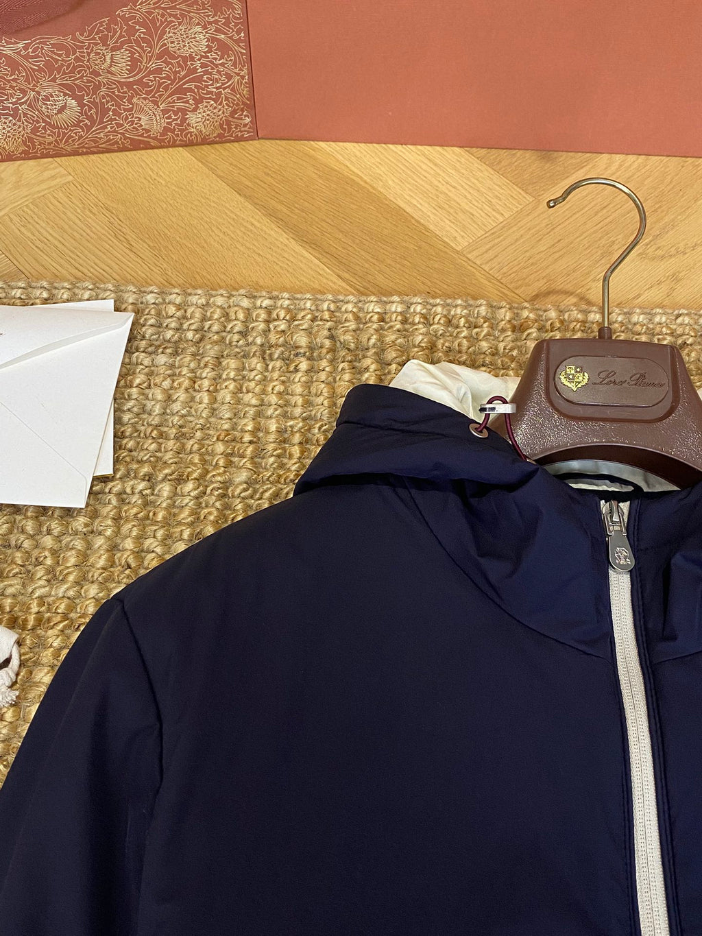 Brunello Cucinelli Kapuzenjacke in Marineblau mit Kontrastdetails und Reißverschluss)