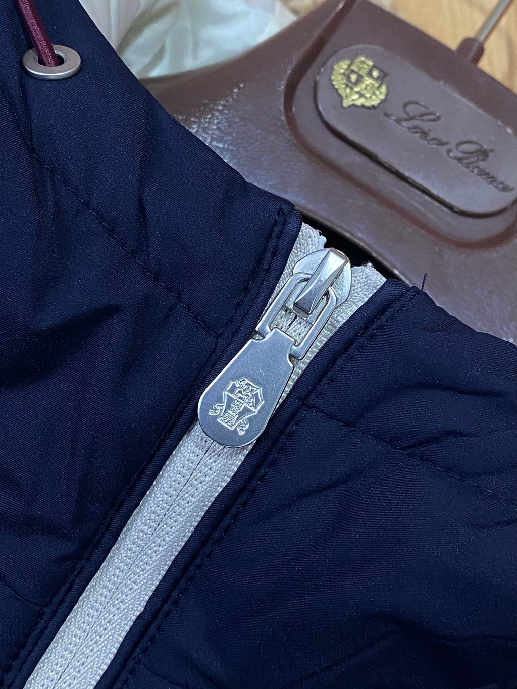 Brunello Cucinelli Kapuzenjacke in Marineblau mit Kontrastdetails und Reißverschluss)