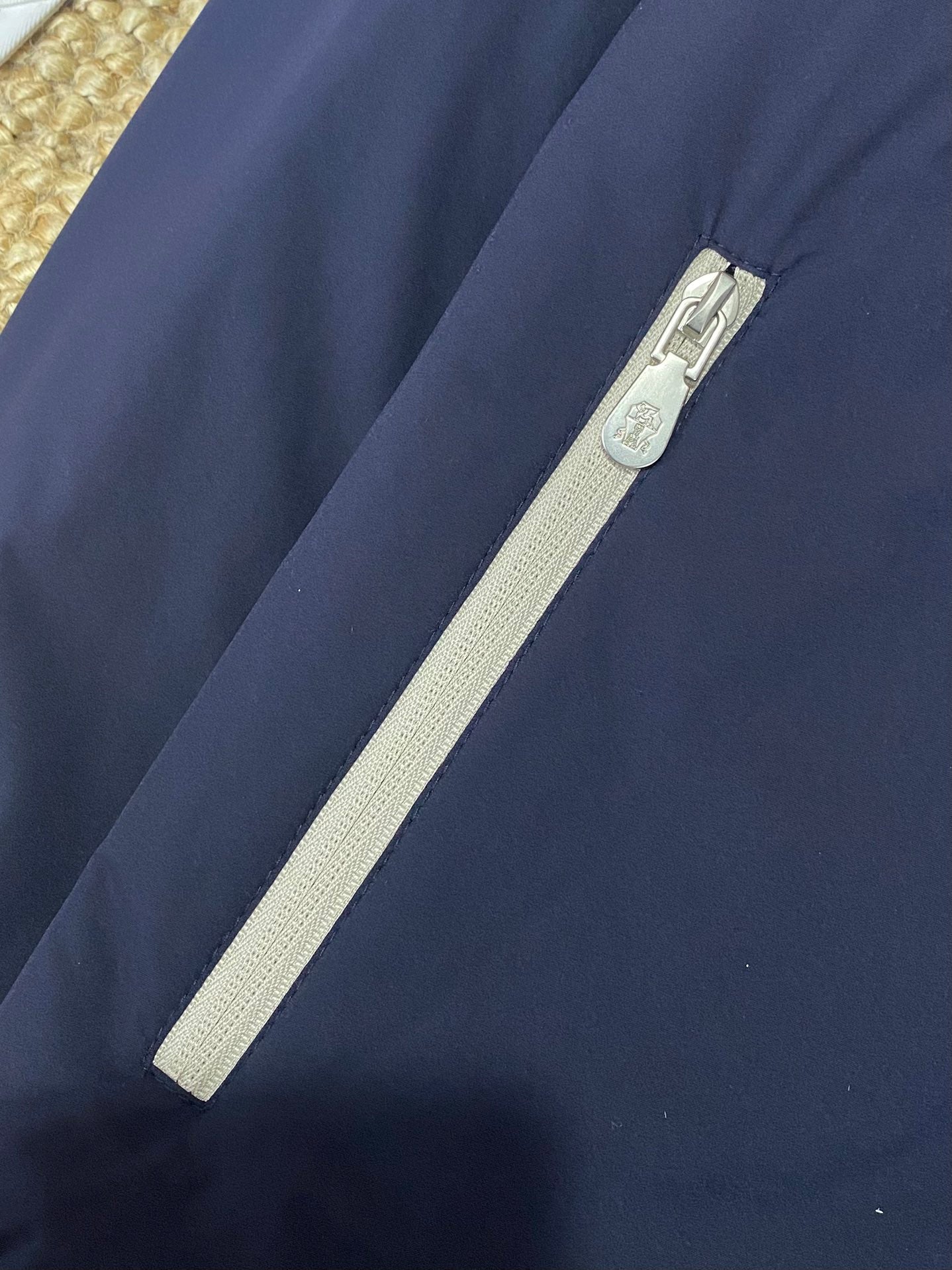 Brunello Cucinelli Kapuzenjacke in Marineblau mit Kontrastdetails und Reißverschluss)