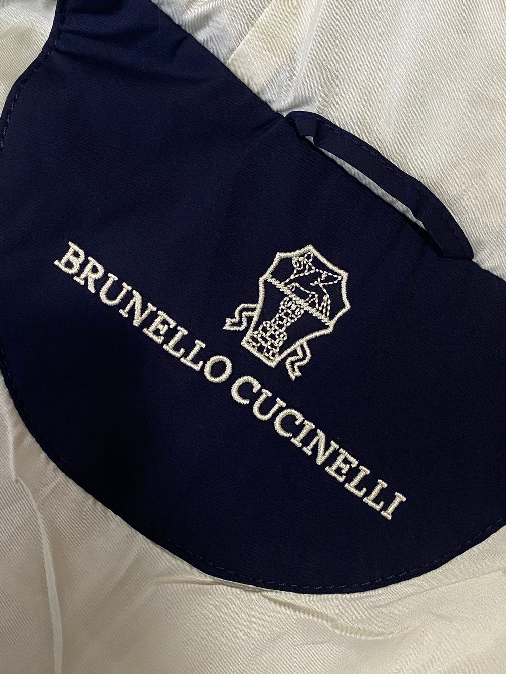 Brunello Cucinelli Kapuzenjacke in Marineblau mit Kontrastdetails und Reißverschluss)
