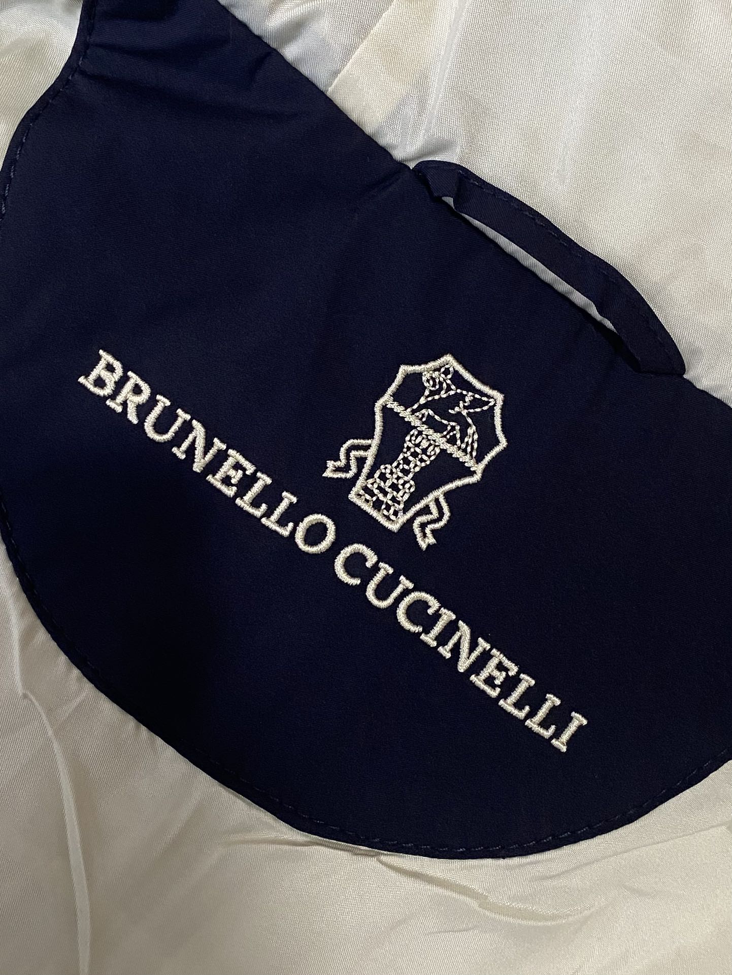 Brunello Cucinelli Kapuzenjacke in Marineblau mit Kontrastdetails und Reißverschluss)