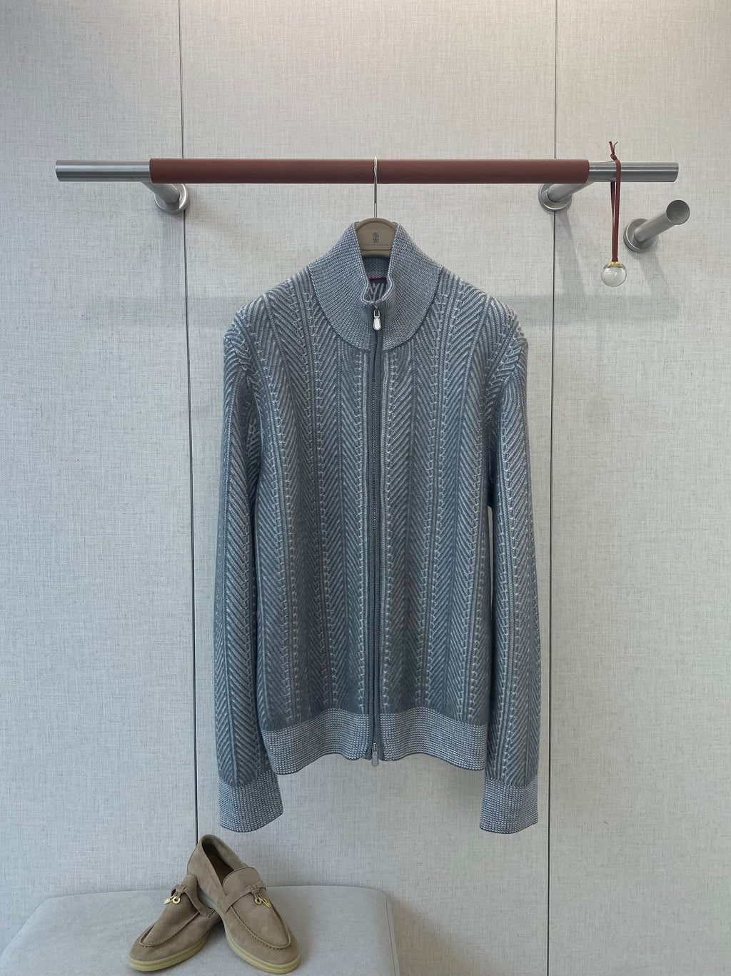 Brunello Cucinelli Strickjacke in Hellgrau mit Stehkragen und Zwei-Wege-Reißverschluss