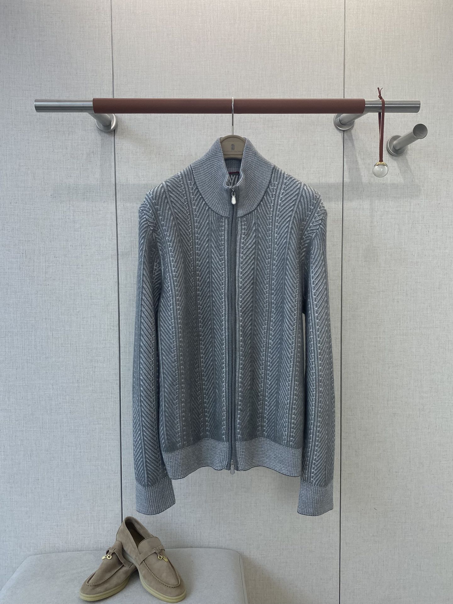 Brunello Cucinelli Strickjacke in Hellgrau mit Stehkragen und Zwei-Wege-Reißverschluss