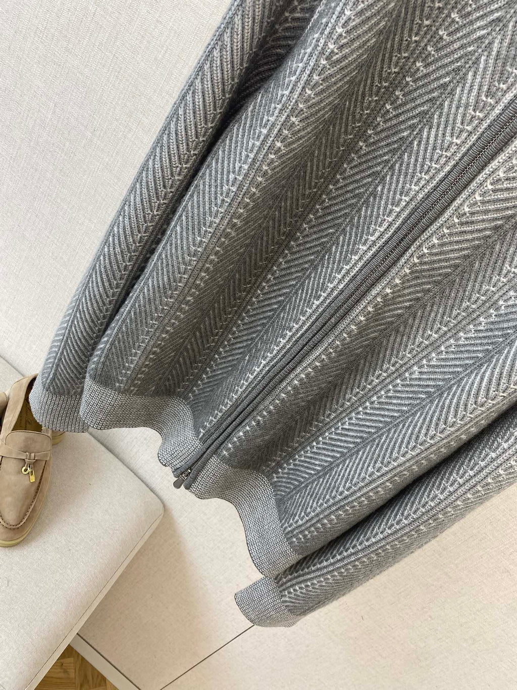 Brunello Cucinelli Strickjacke in Hellgrau mit Stehkragen und Zwei-Wege-Reißverschluss